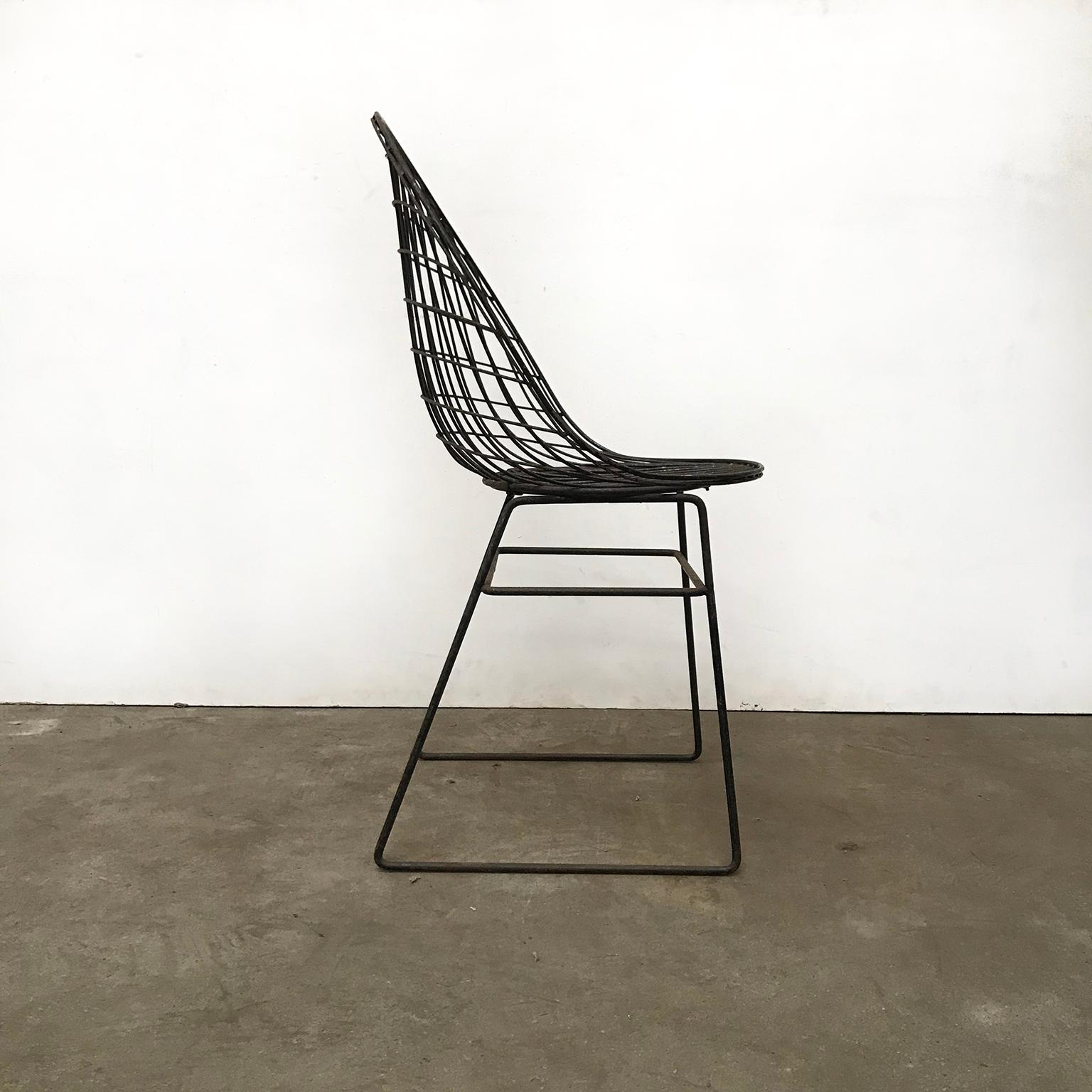 Mid-Century Modern Black Wire Dining Chair with Beautiful Curves and Elegant Silhouet, circa 1960 For Sale