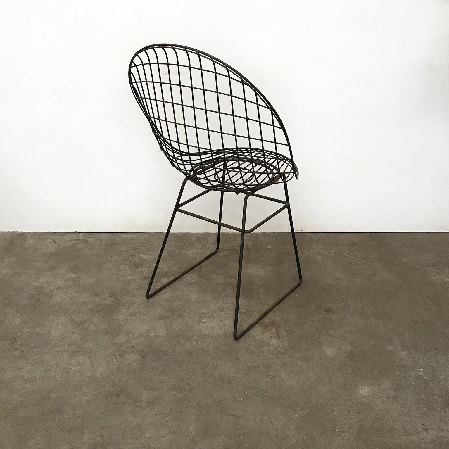 Silla de comedor de alambre negro con bellas curvas y elegante silueta, hacia 1960 mediados del siglo XX en venta