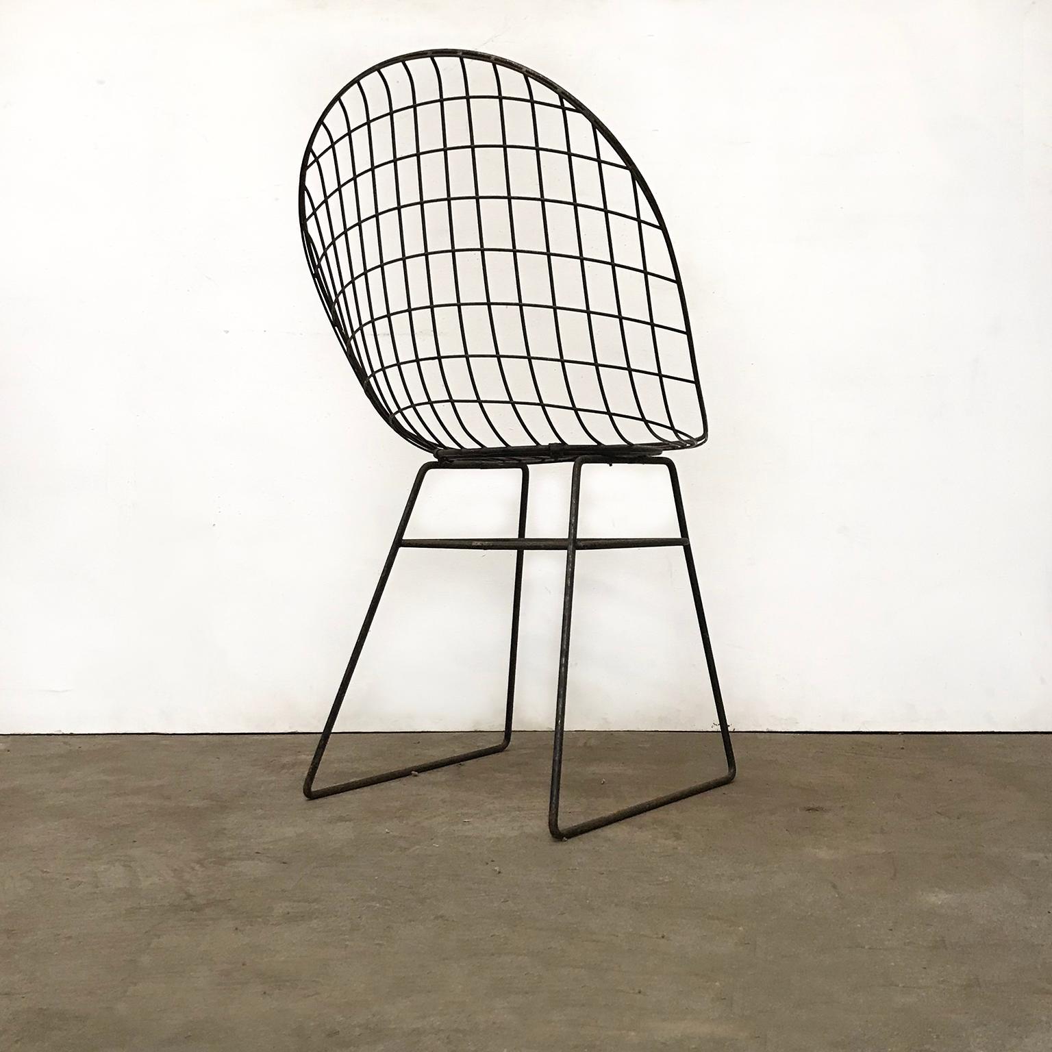 Mid-20th Century Black Wire Dining Chair with Beautiful Curves and Elegant Silhouet, circa 1960 For Sale