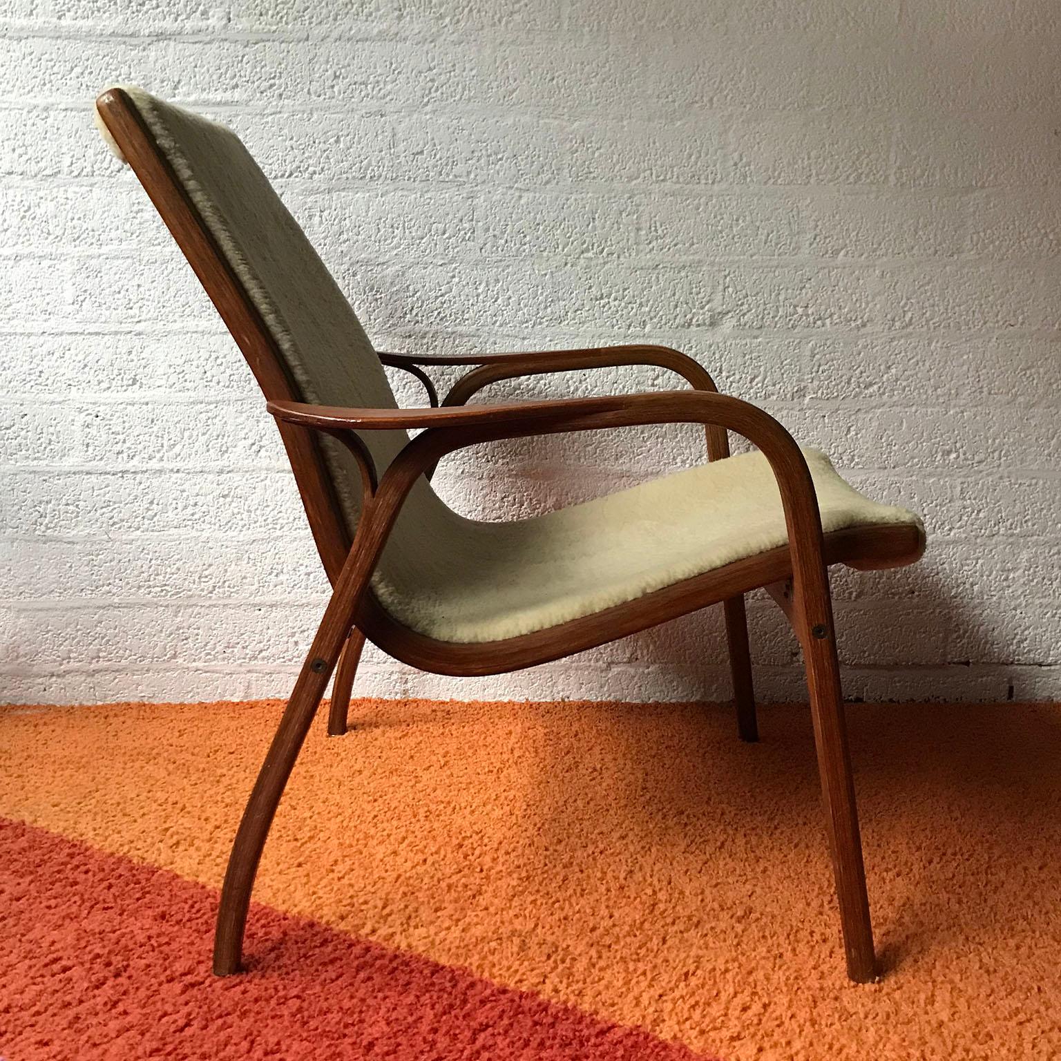Beautiful wooden chair. The chair has a beautiful design with bended details and sheepskin upholstery. The chair shows some minor traces of wear and is missing a little chip of one of the legs (picture #18) and a spot on the other leg (#17).

The