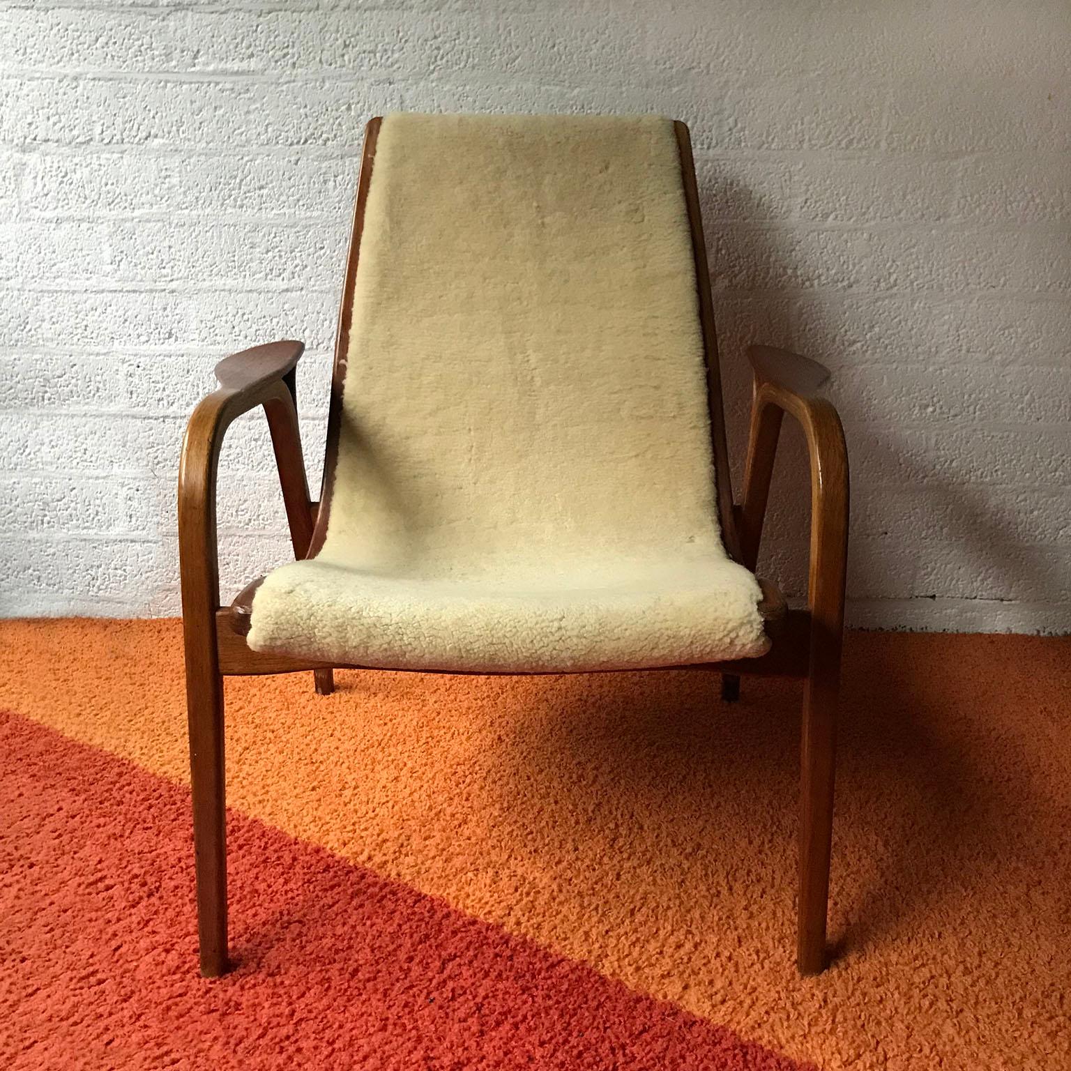 1956, Yngve Ekström for Swedese Møbler, Lamino Chair with sheep Skin In Good Condition In Amsterdam IJMuiden, NL