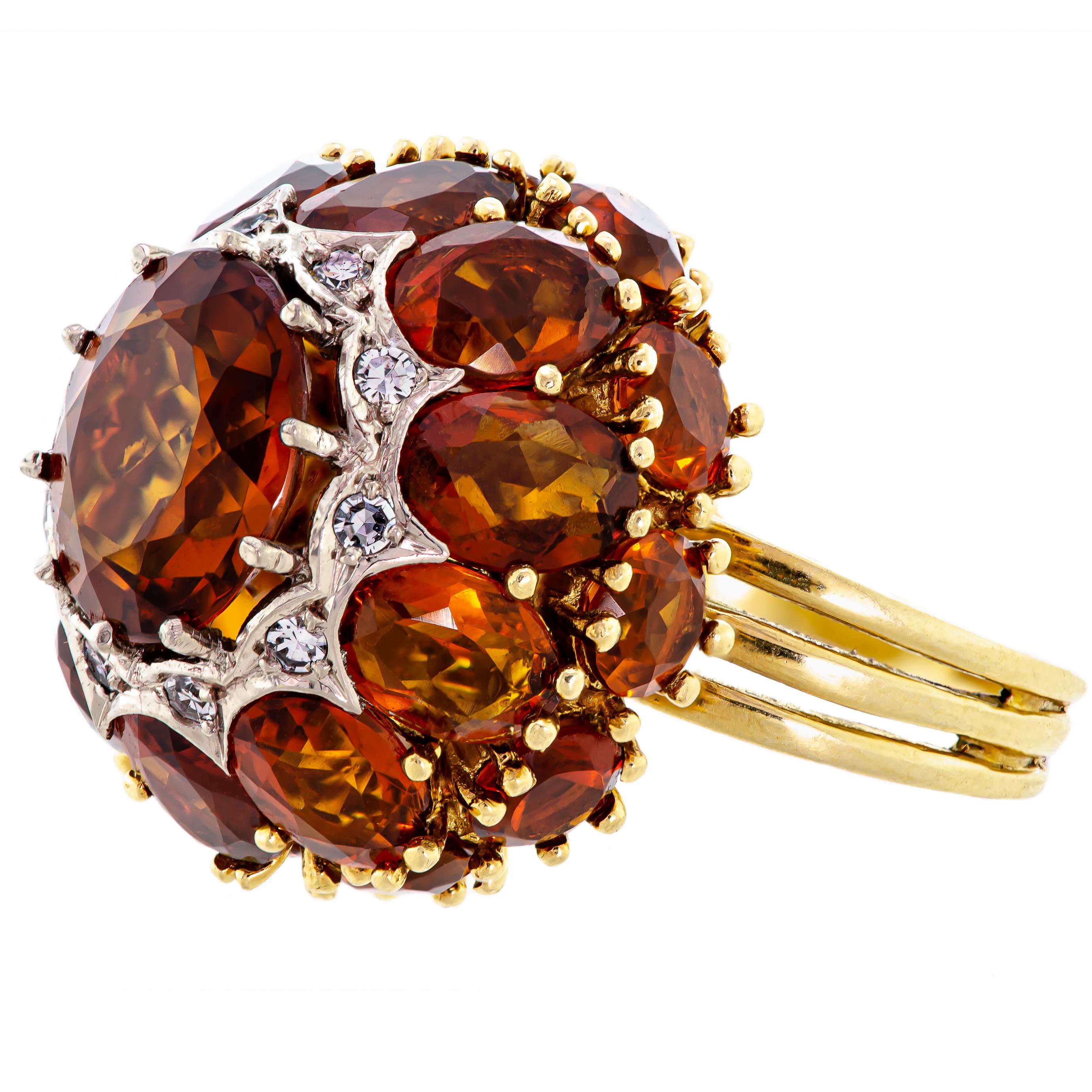 Cette bague de cocktail du milieu du siècle est un mélange unique de design et d'artisanat. Son design tridimensionnel distinctif, de style Bombay ou Dome, témoigne de son exclusivité et ne manquera pas de captiver et d'intriguer. La bague est