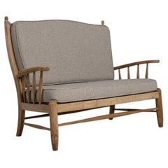 Sofá de madera de roble color crema, de alrededor de 1960, con asiento y respaldo tapizados