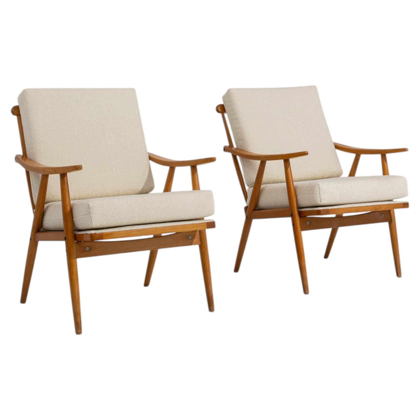 Coppia di poltrone imbottite MCM in legno color crema, risalenti al 1960 circa in vendita