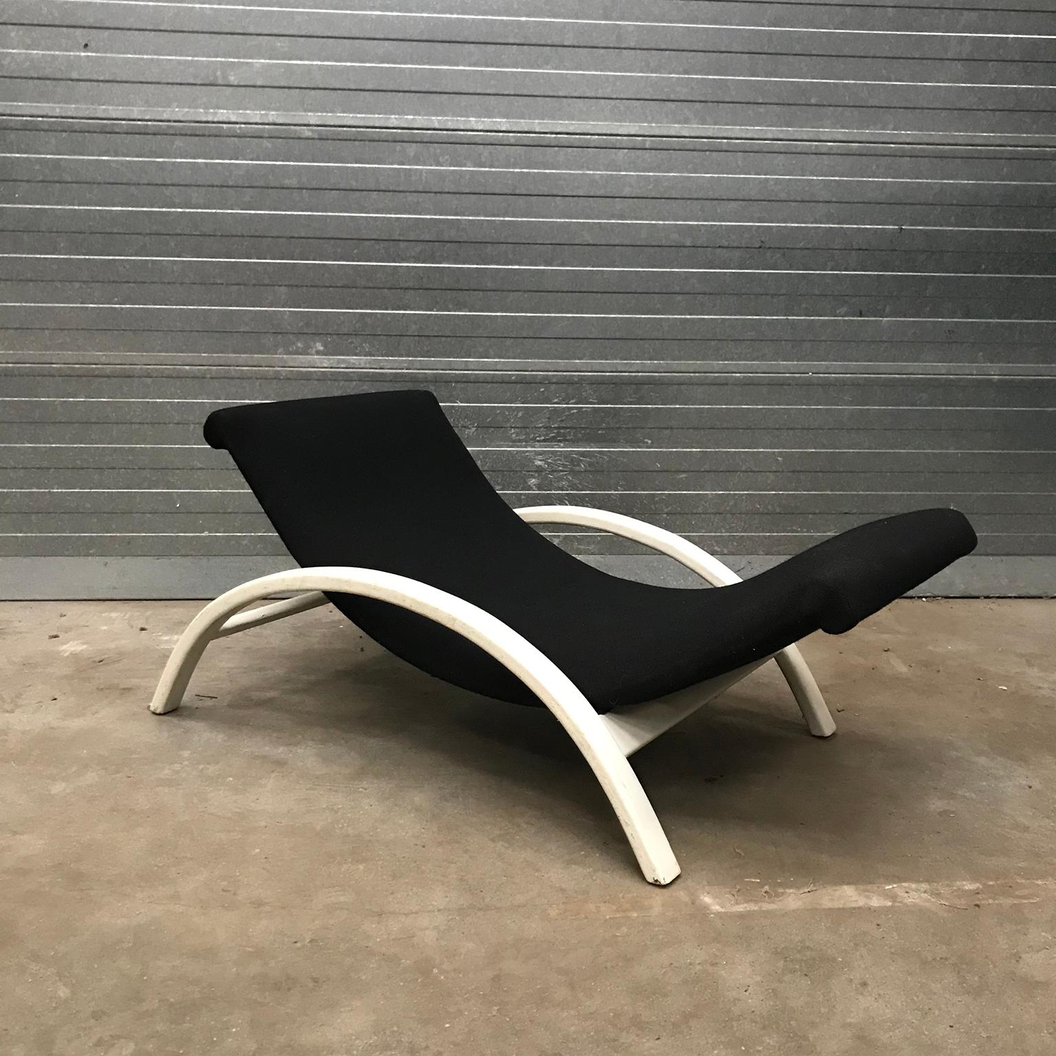 Mid-Century moderno Elegante poltrona regolabile all'infinito in tessuto nero e Wood Wood bianco del 1960 circa in vendita