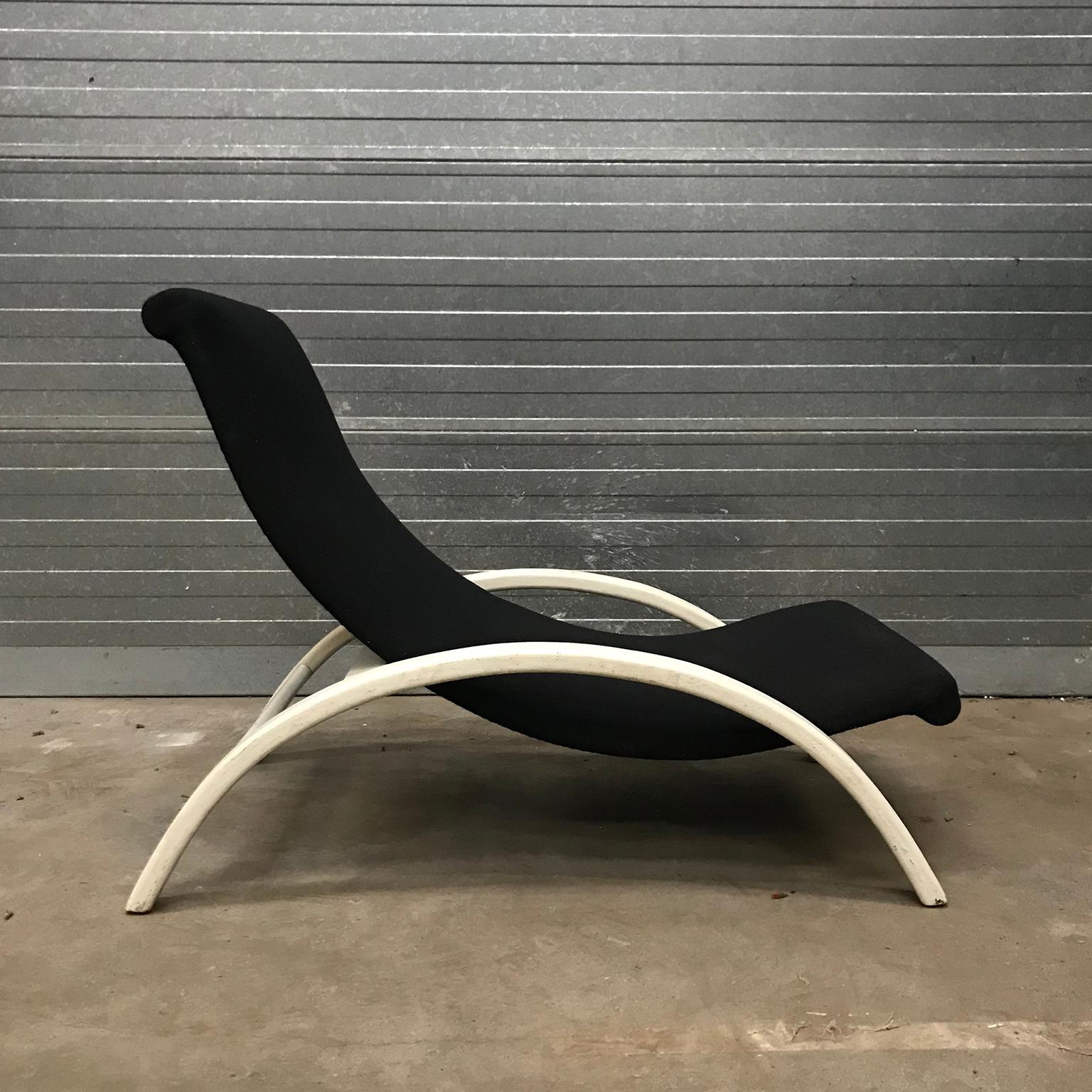 Metà XX secolo Elegante poltrona regolabile all'infinito in tessuto nero e Wood Wood bianco del 1960 circa in vendita
