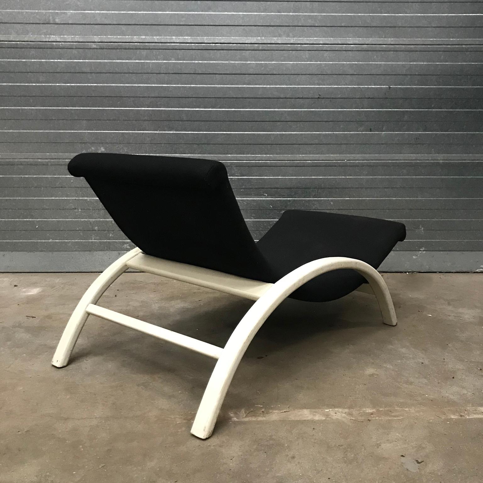 Tessuto Elegante poltrona regolabile all'infinito in tessuto nero e Wood Wood bianco del 1960 circa in vendita