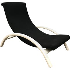 Fauteuil élégant et ajustable à l'infini en tissu noir et bois blanc, vers 1960