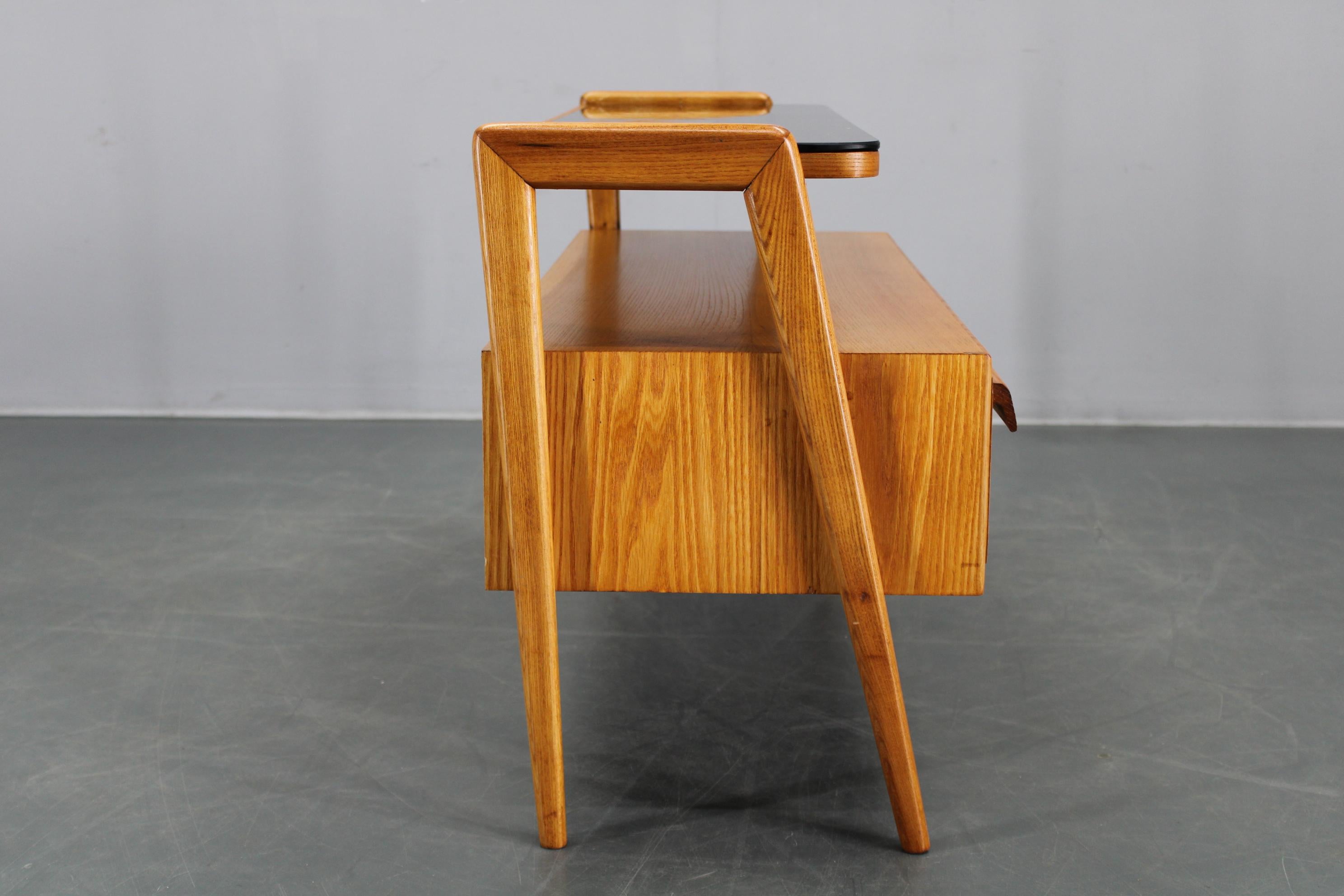 Mueble de TV de arce checoslovaco de los años 60 con cajones y tapa de cristal en venta 2