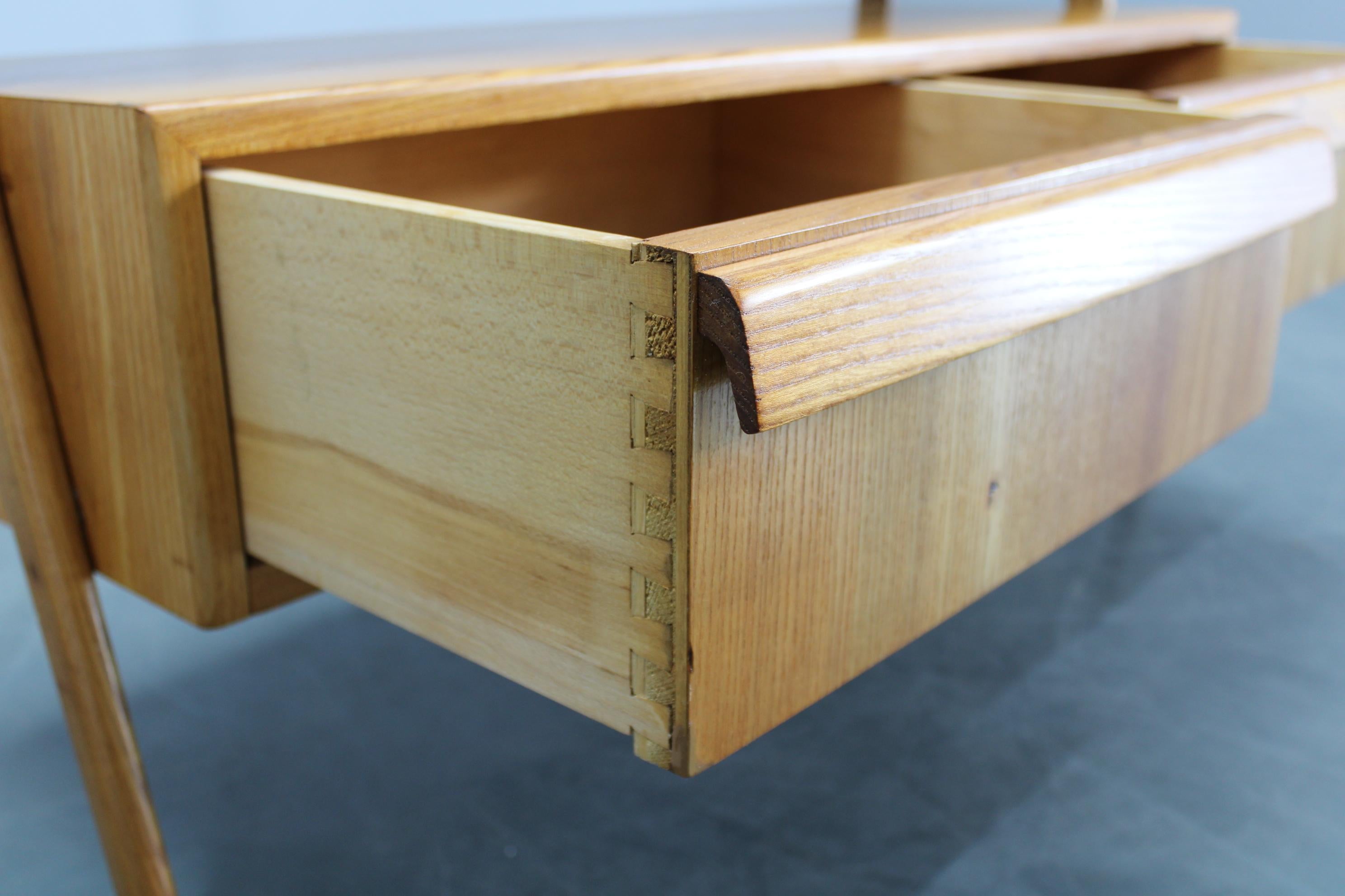 Mueble de TV de arce checoslovaco de los años 60 con cajones y tapa de cristal en venta 4