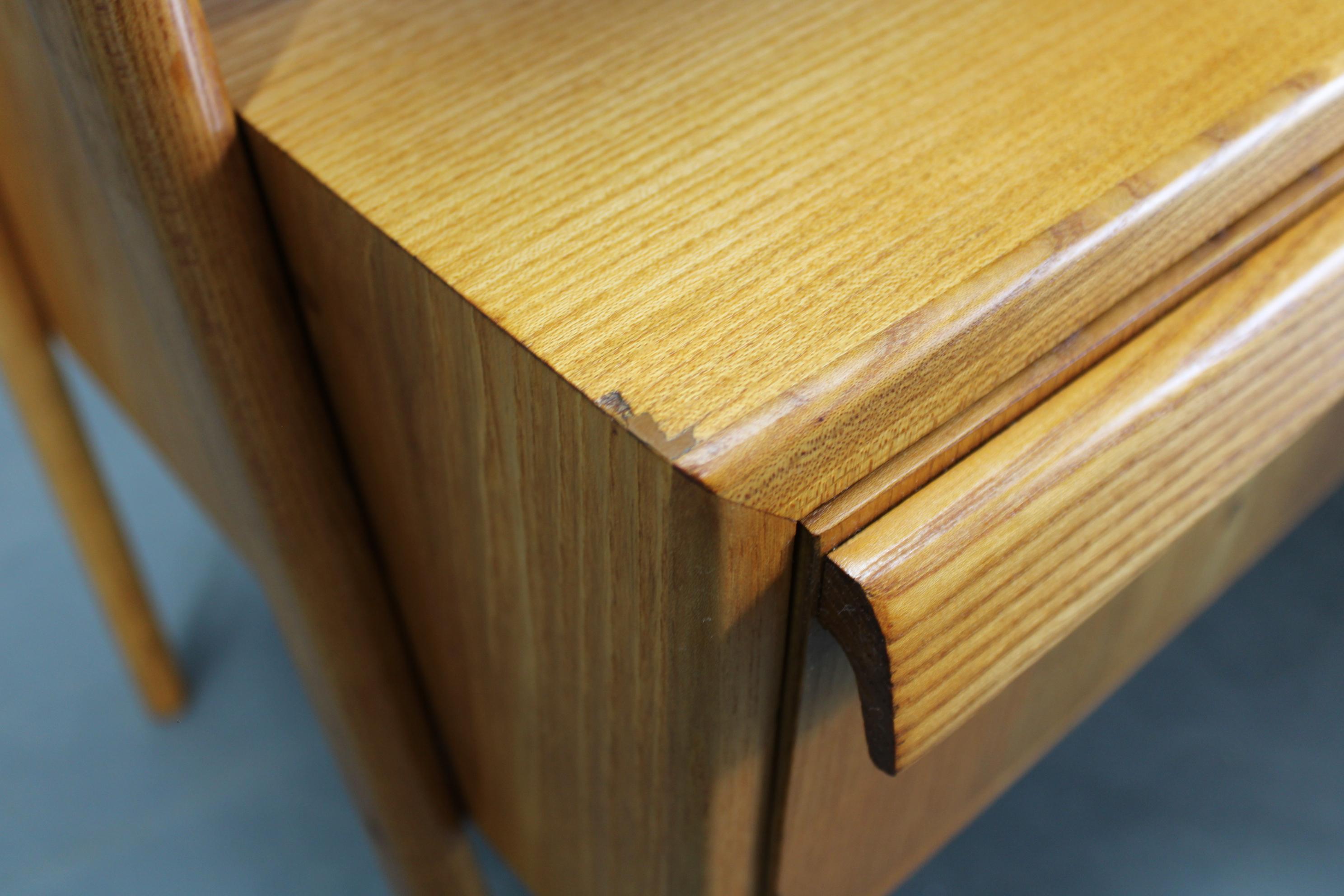 Mueble de TV de arce checoslovaco de los años 60 con cajones y tapa de cristal en venta 5