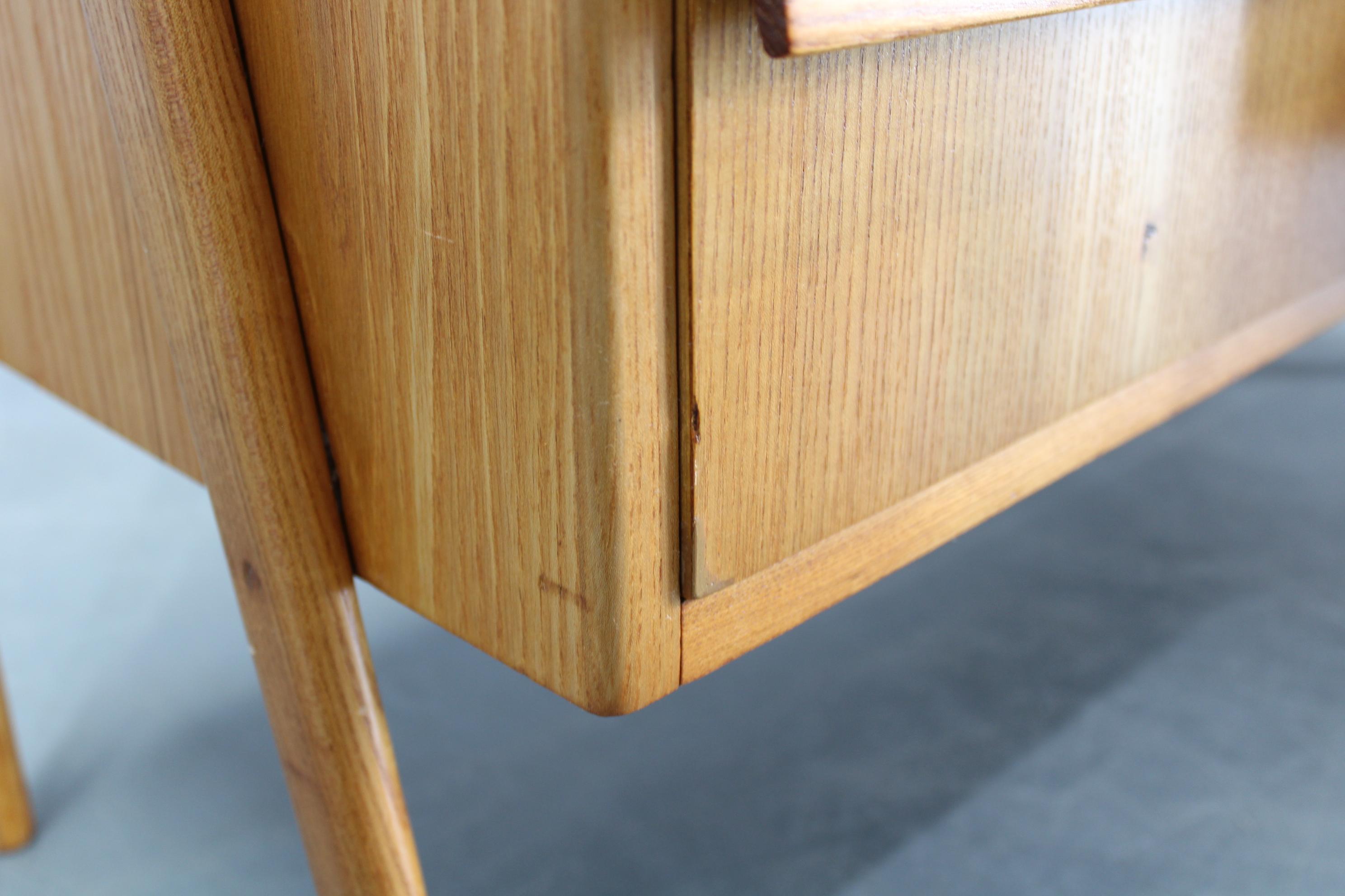 Mueble de TV de arce checoslovaco de los años 60 con cajones y tapa de cristal en venta 6