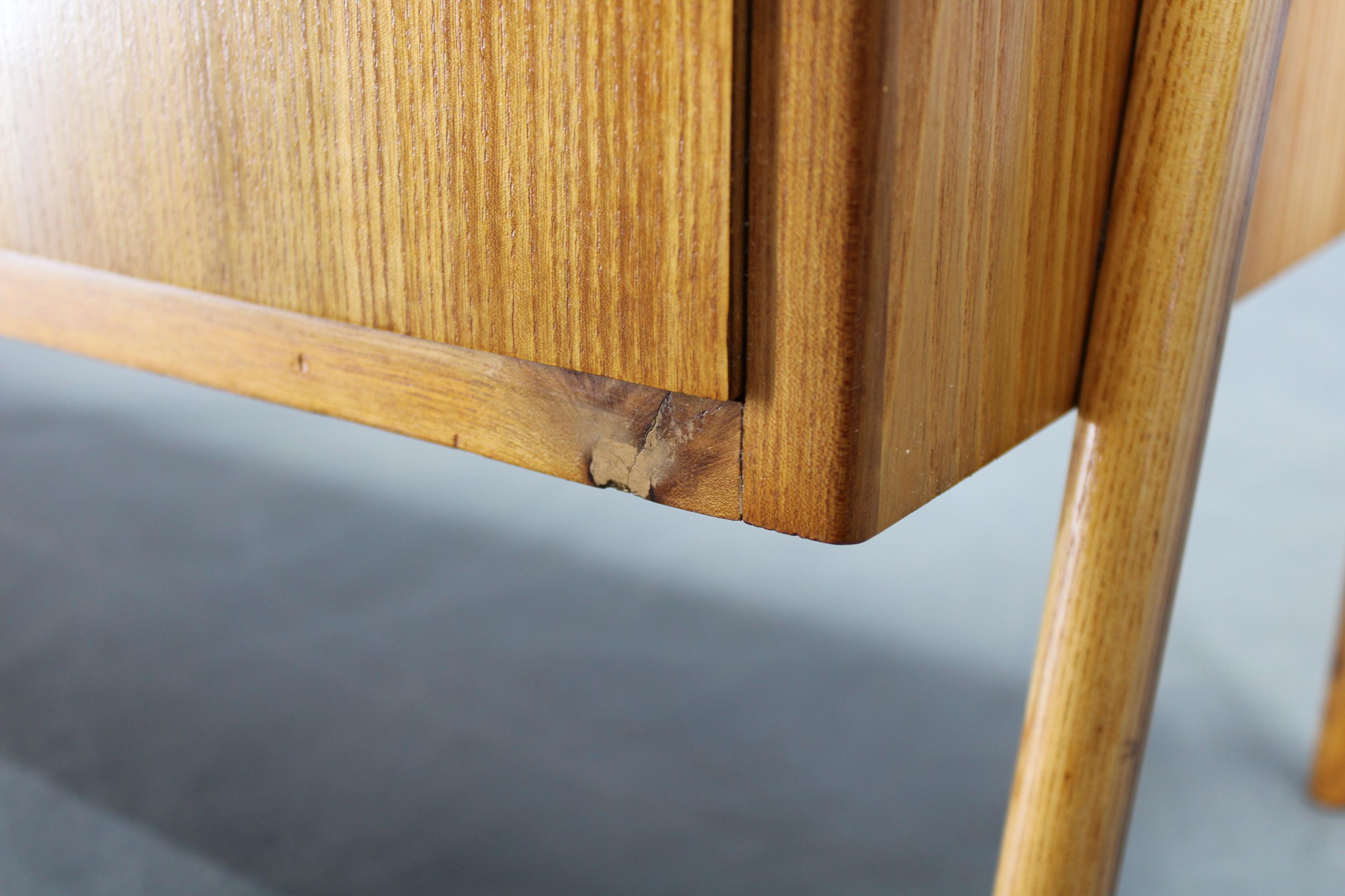 Mueble de TV de arce checoslovaco de los años 60 con cajones y tapa de cristal en venta 7