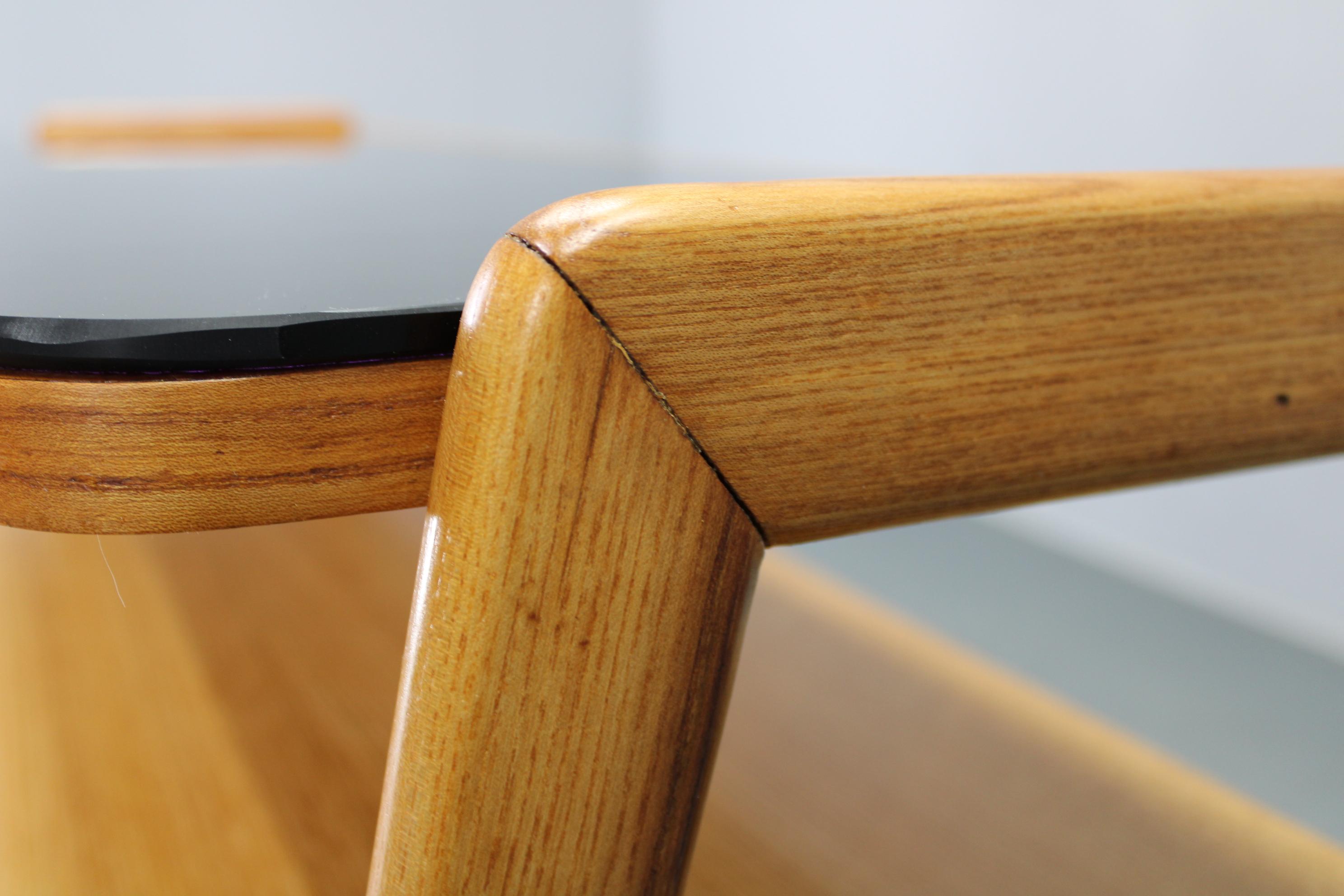 Mueble de TV de arce checoslovaco de los años 60 con cajones y tapa de cristal en venta 8