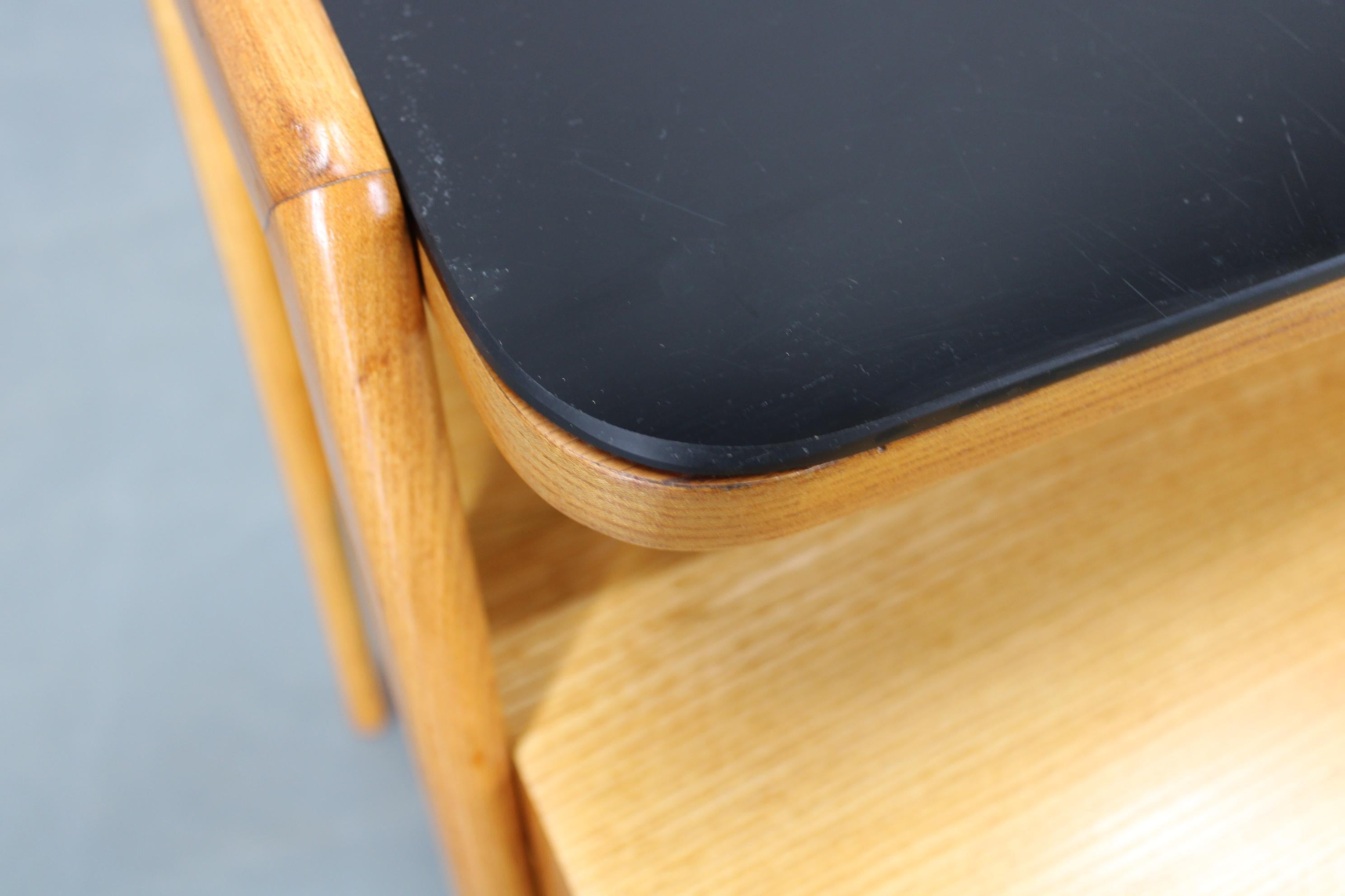 Mueble de TV de arce checoslovaco de los años 60 con cajones y tapa de cristal en venta 9