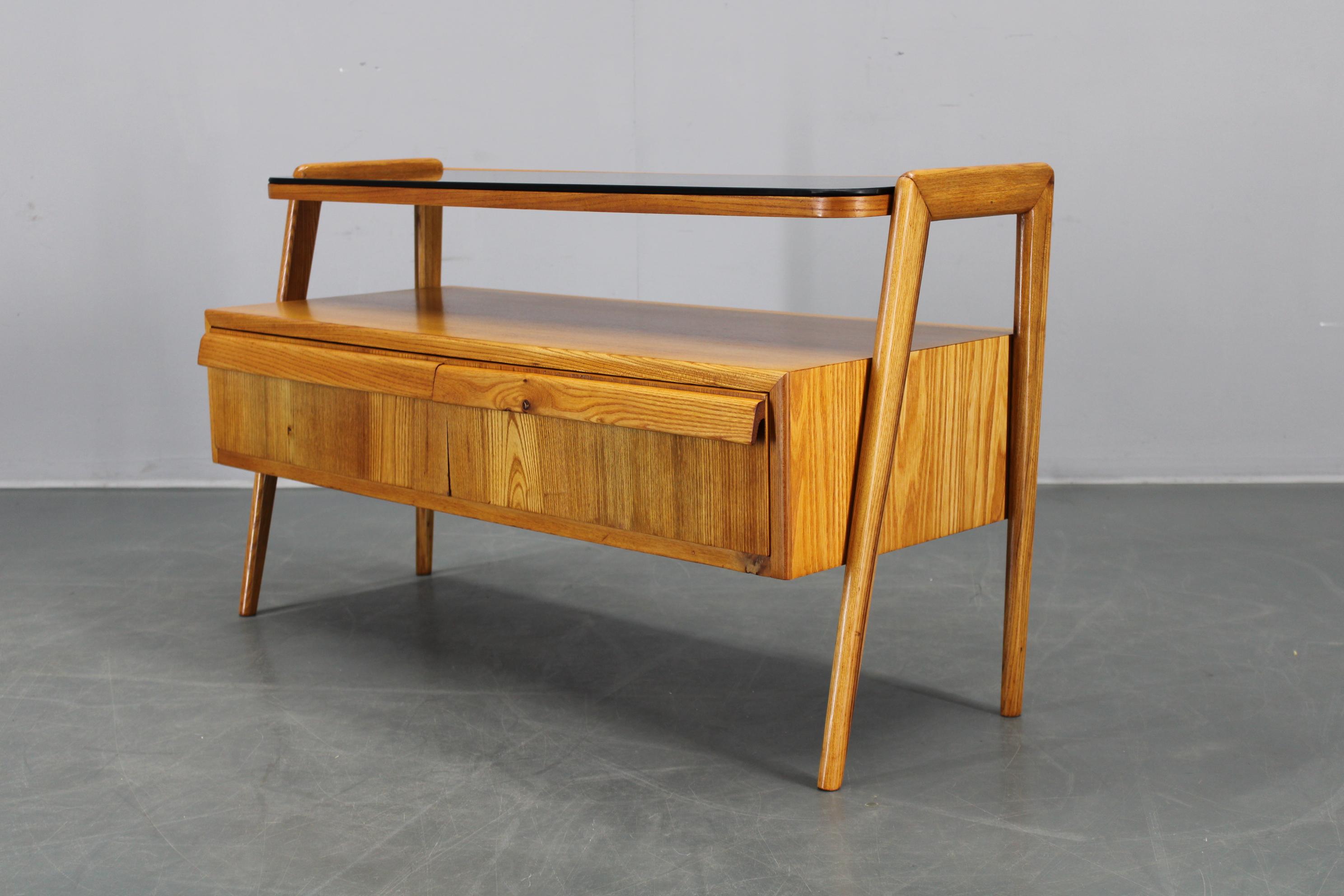 Mueble de TV de arce checoslovaco de los años 60 con cajones y tapa de cristal Aceitado en venta