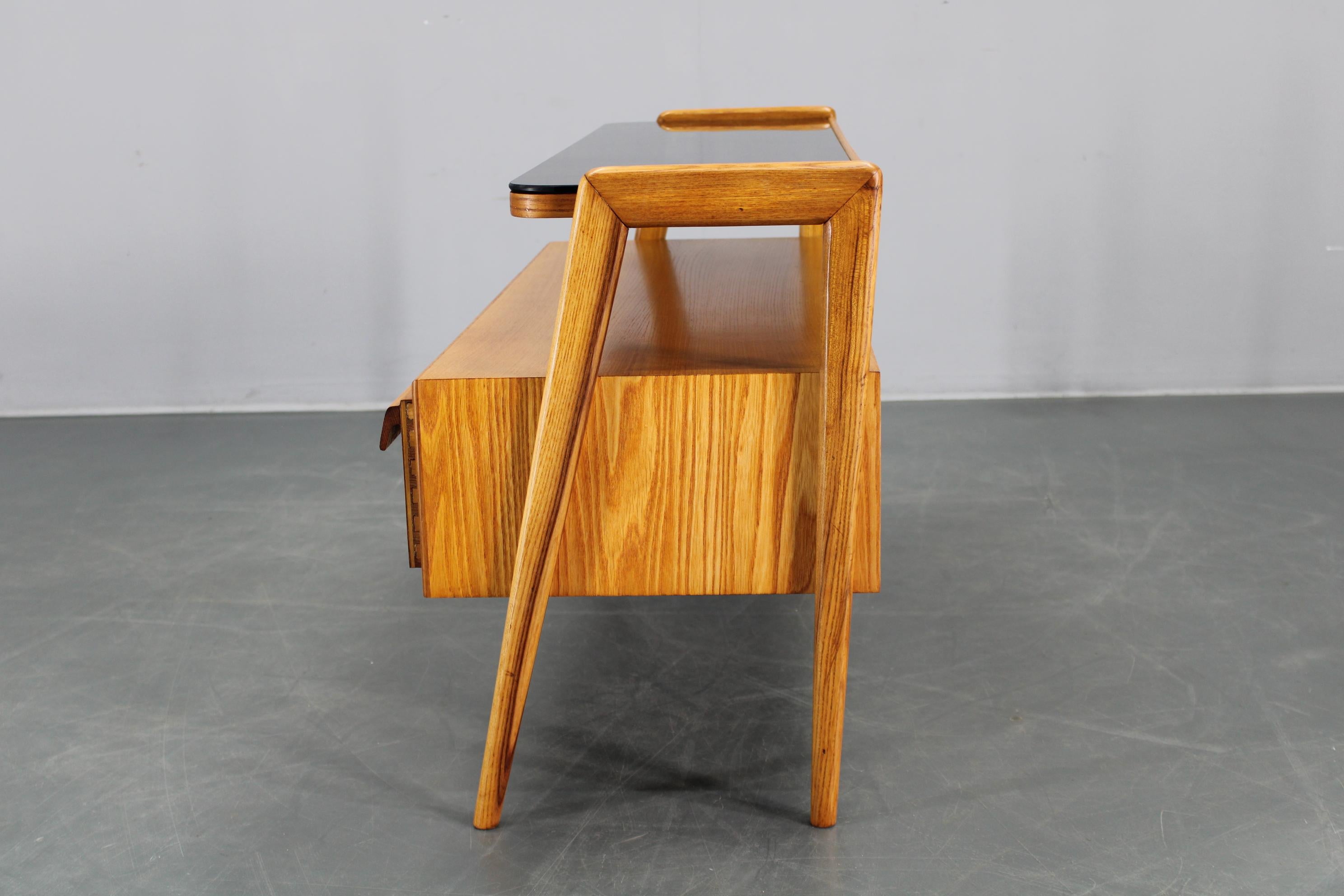 Mueble de TV de arce checoslovaco de los años 60 con cajones y tapa de cristal en Bueno estado para la venta en Praha, CZ