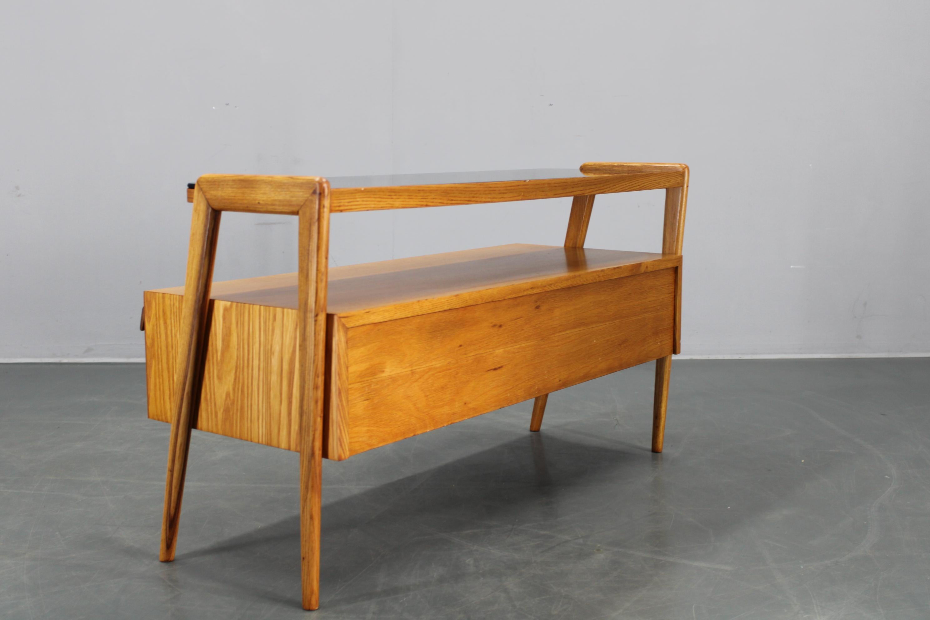 Mueble de TV de arce checoslovaco de los años 60 con cajones y tapa de cristal siglo XX en venta