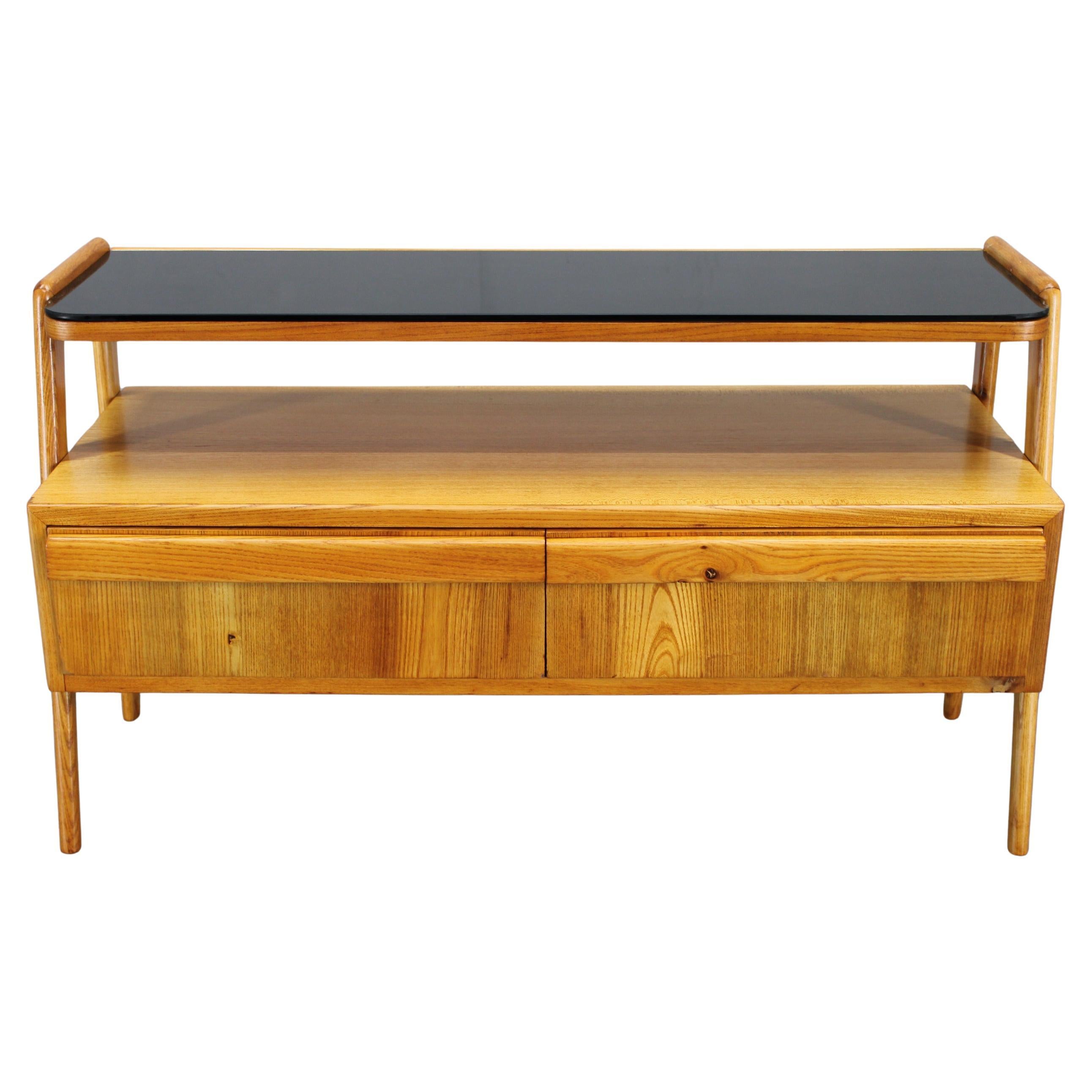 Mueble de TV de arce checoslovaco de los años 60 con cajones y tapa de cristal en venta