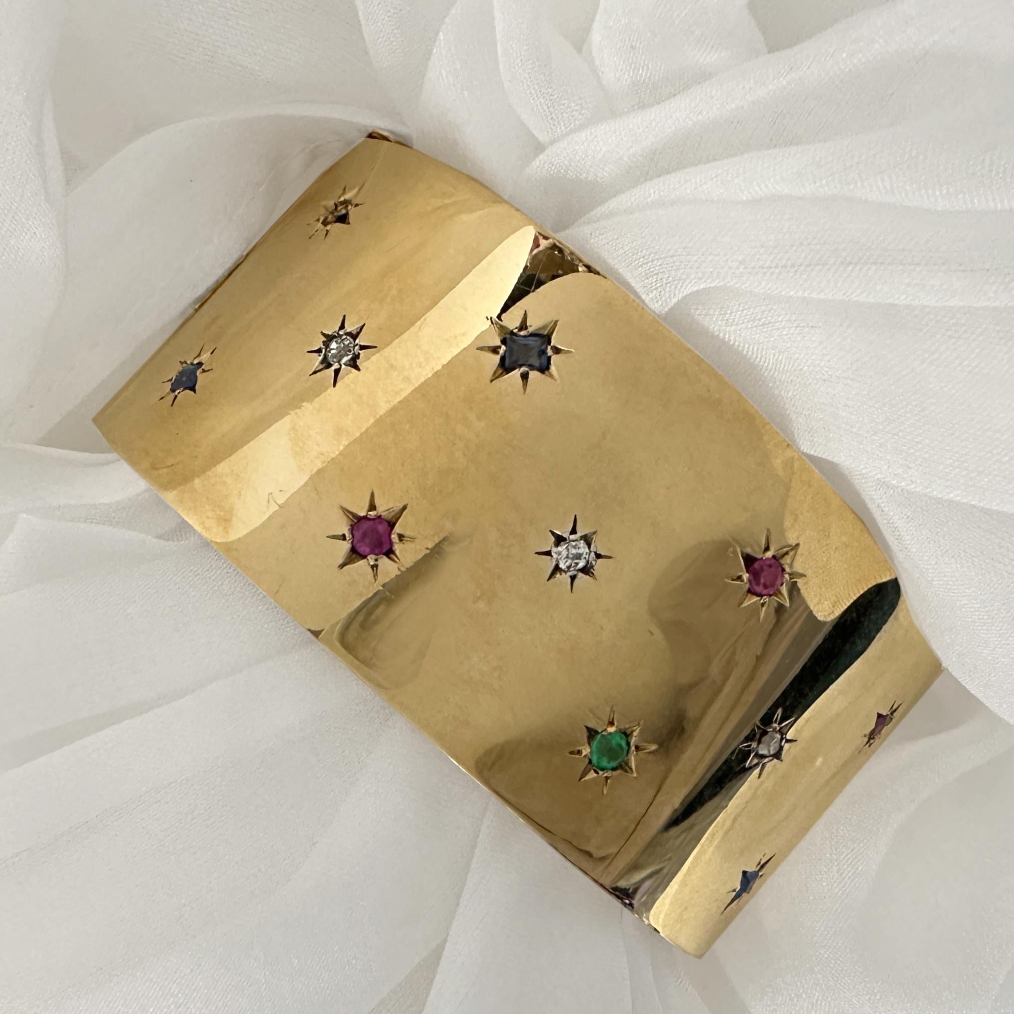 Taglio singolo Circa 1960 Hinged Bangle or Cuff Bracelet in 18K Gold Set with 