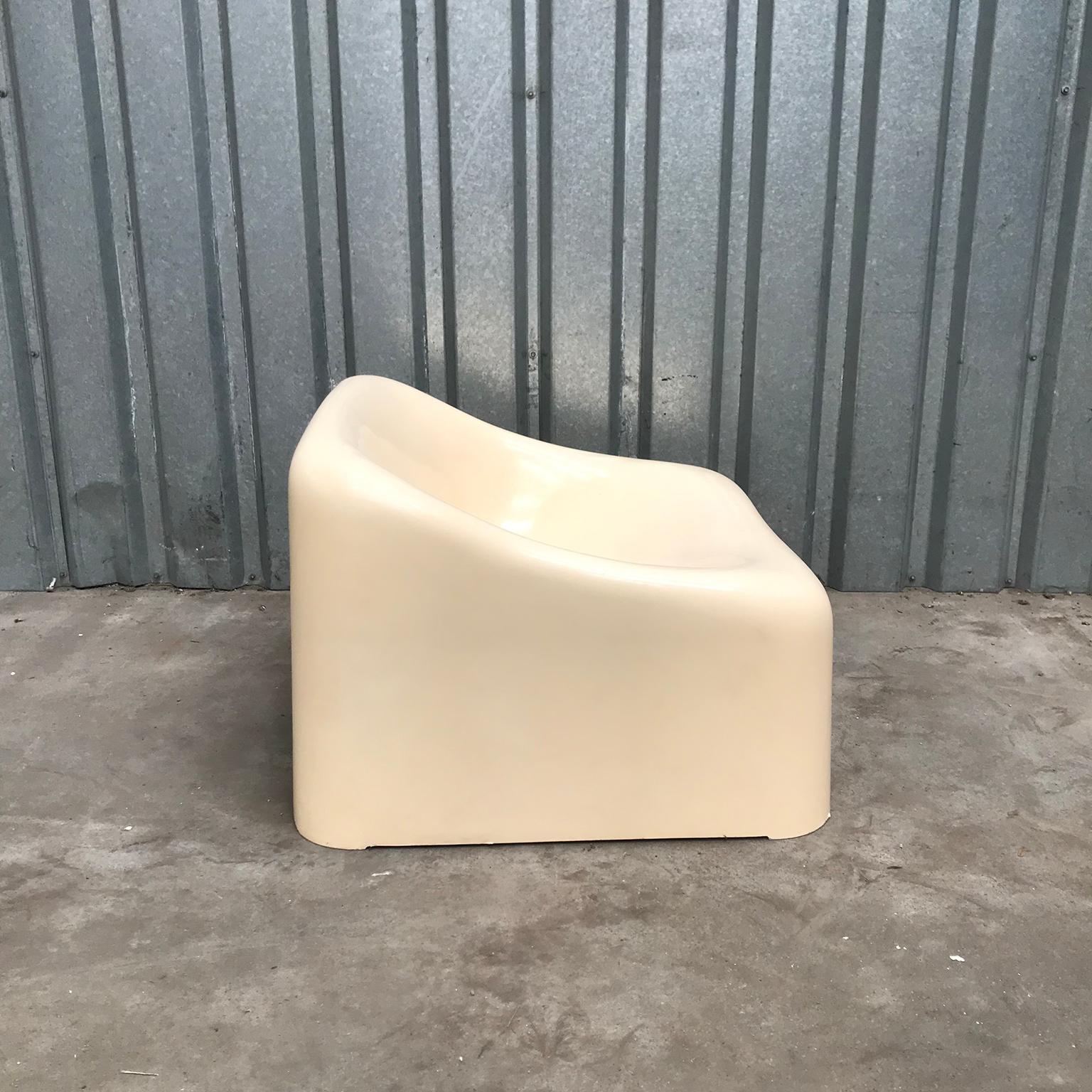 Plastic Comfortable Easy Chair in Off-White, circa 1960 2