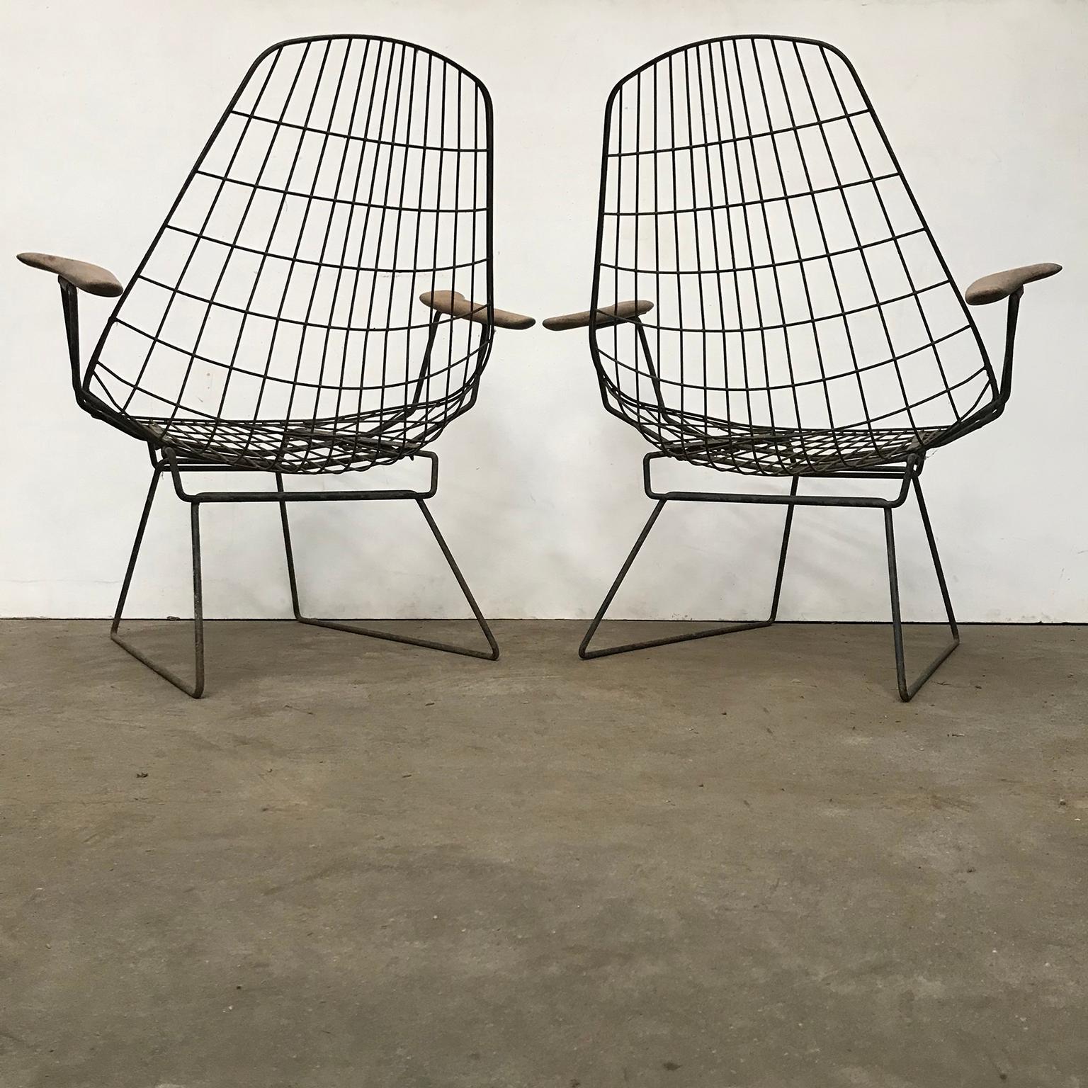 Set of Two Rare Black Wire Easy Chairs with Wooden Armrests, circa 1960 For Sale 1