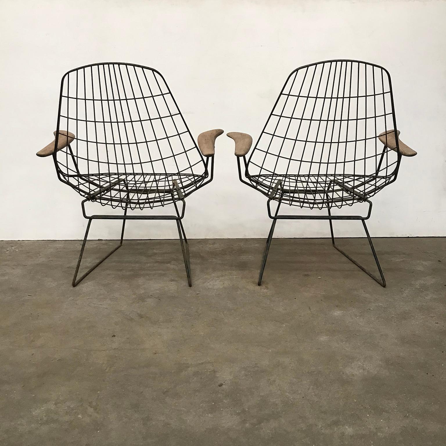 Set of Two Rare Black Wire Easy Chairs with Wooden Armrests, circa 1960 For Sale 2