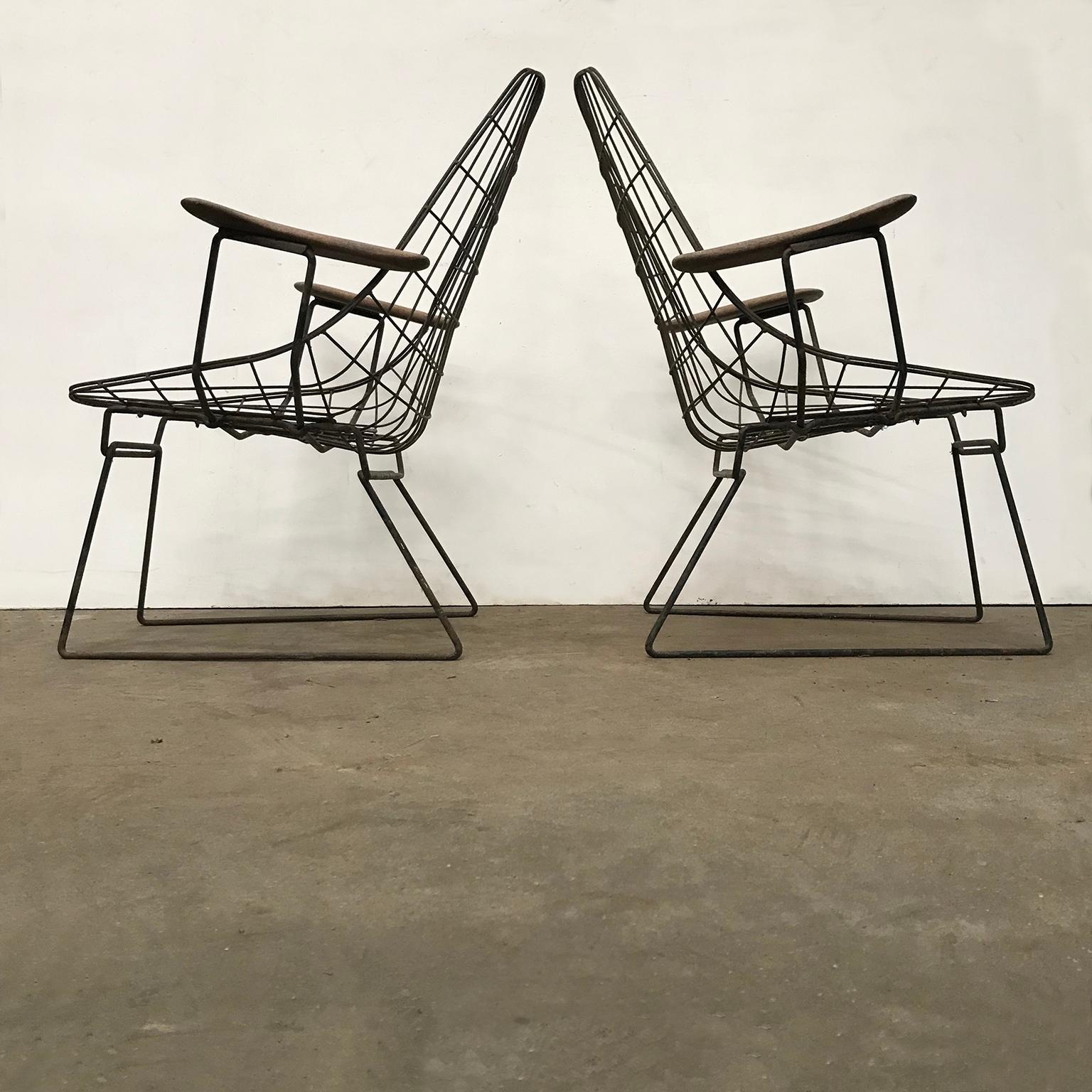 French Set of Two Rare Black Wire Easy Chairs with Wooden Armrests, circa 1960 For Sale