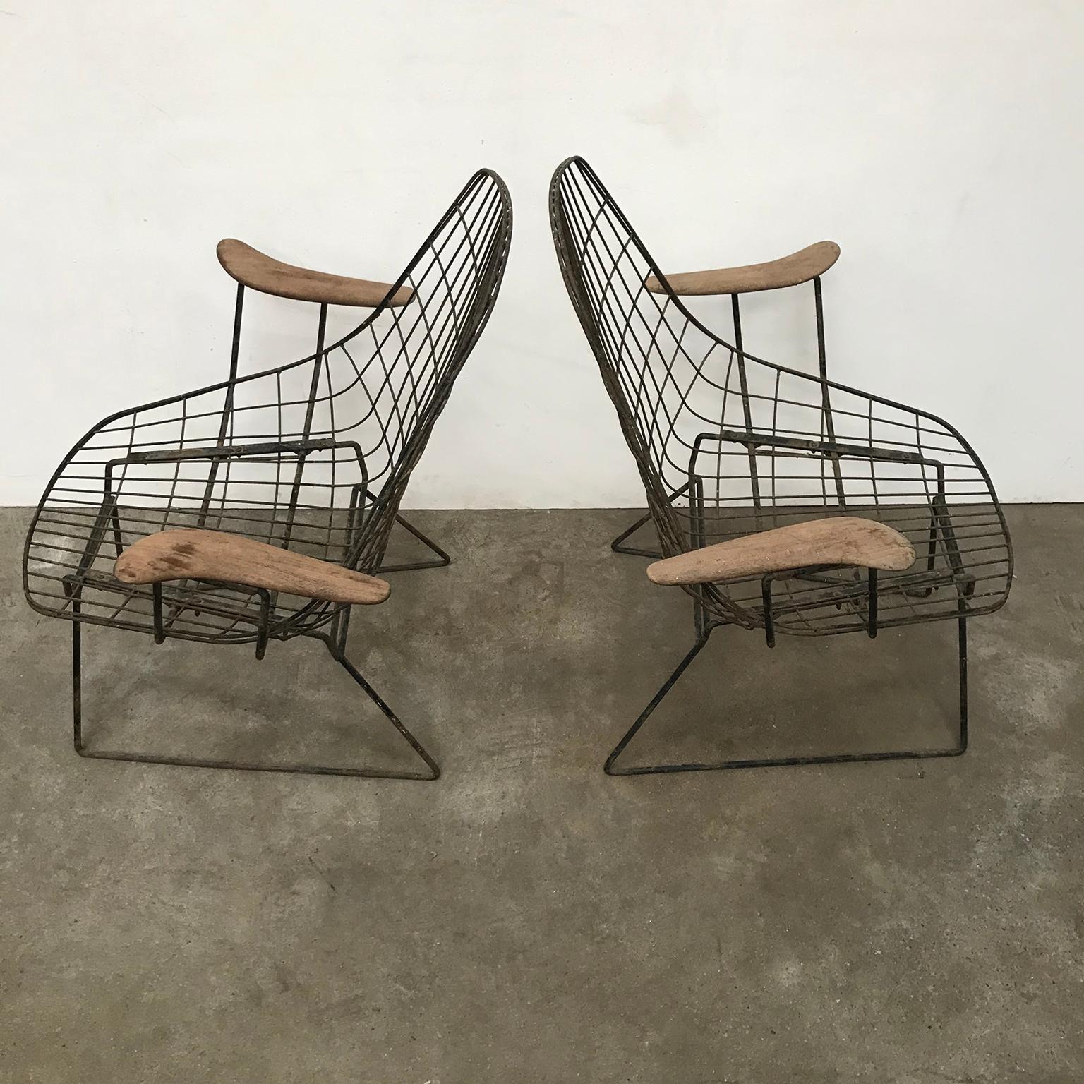 Set of Two Rare Black Wire Easy Chairs with Wooden Armrests, circa 1960 In Good Condition For Sale In Amsterdam IJMuiden, NL