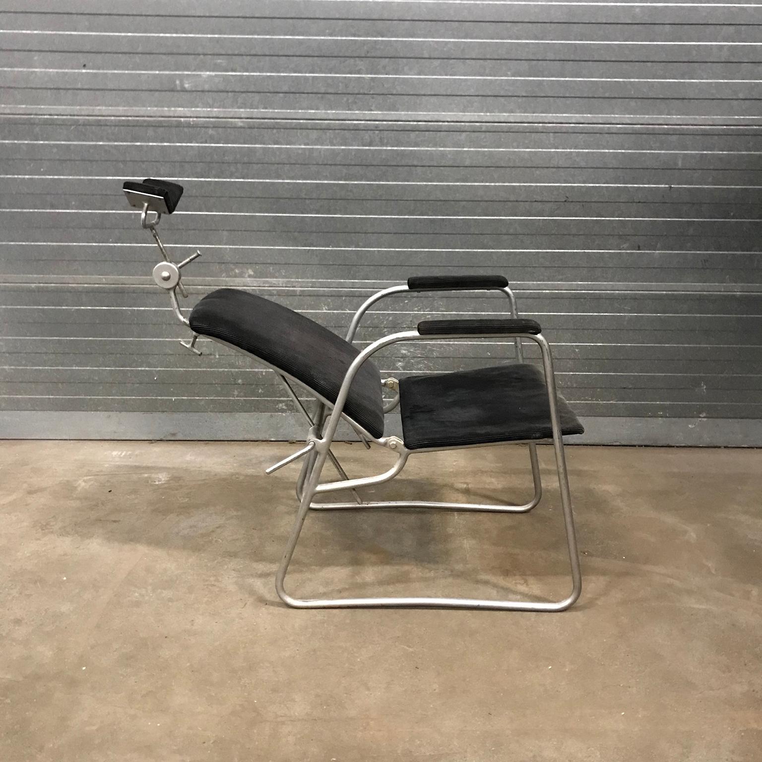 Einzigartiger Barber-Stuhl aus schwarzem Kord, um 1960 (Moderne der Mitte des Jahrhunderts) im Angebot