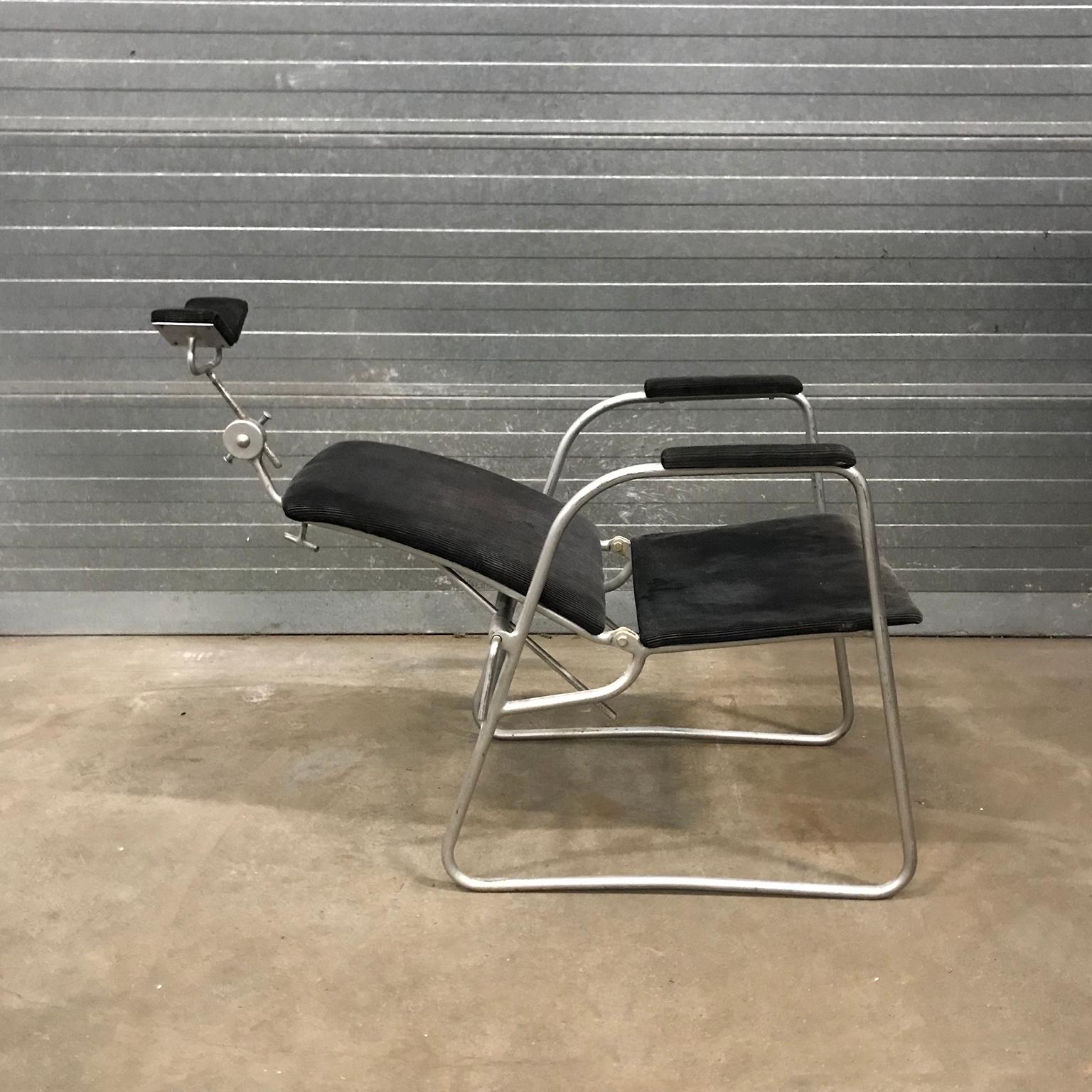 Einzigartiger Barber-Stuhl aus schwarzem Kord, um 1960 (Niederländisch) im Angebot