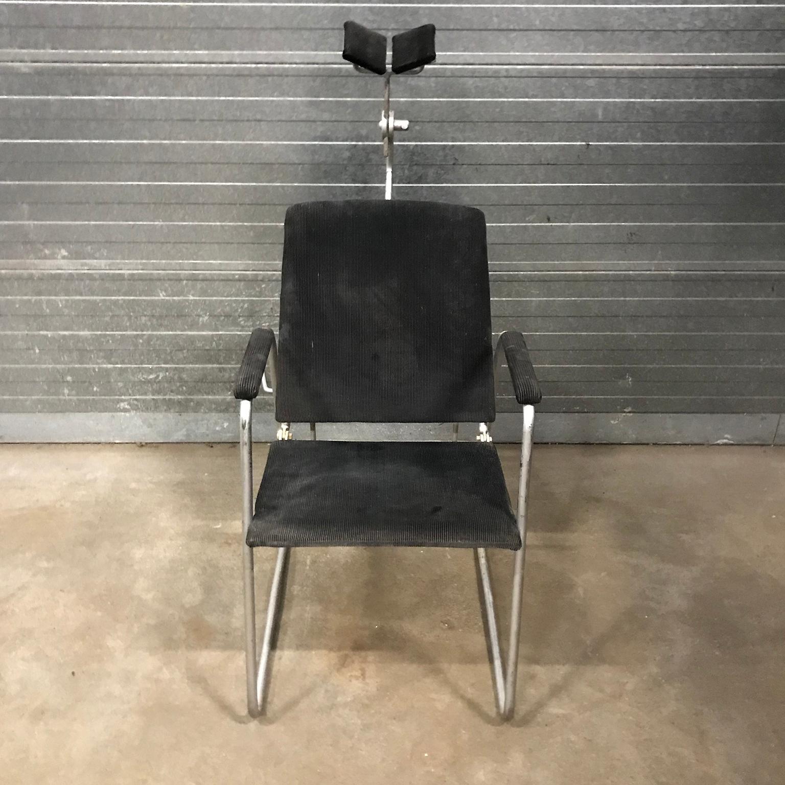 Einzigartiger Barber-Stuhl aus schwarzem Kord, um 1960 (Metall) im Angebot