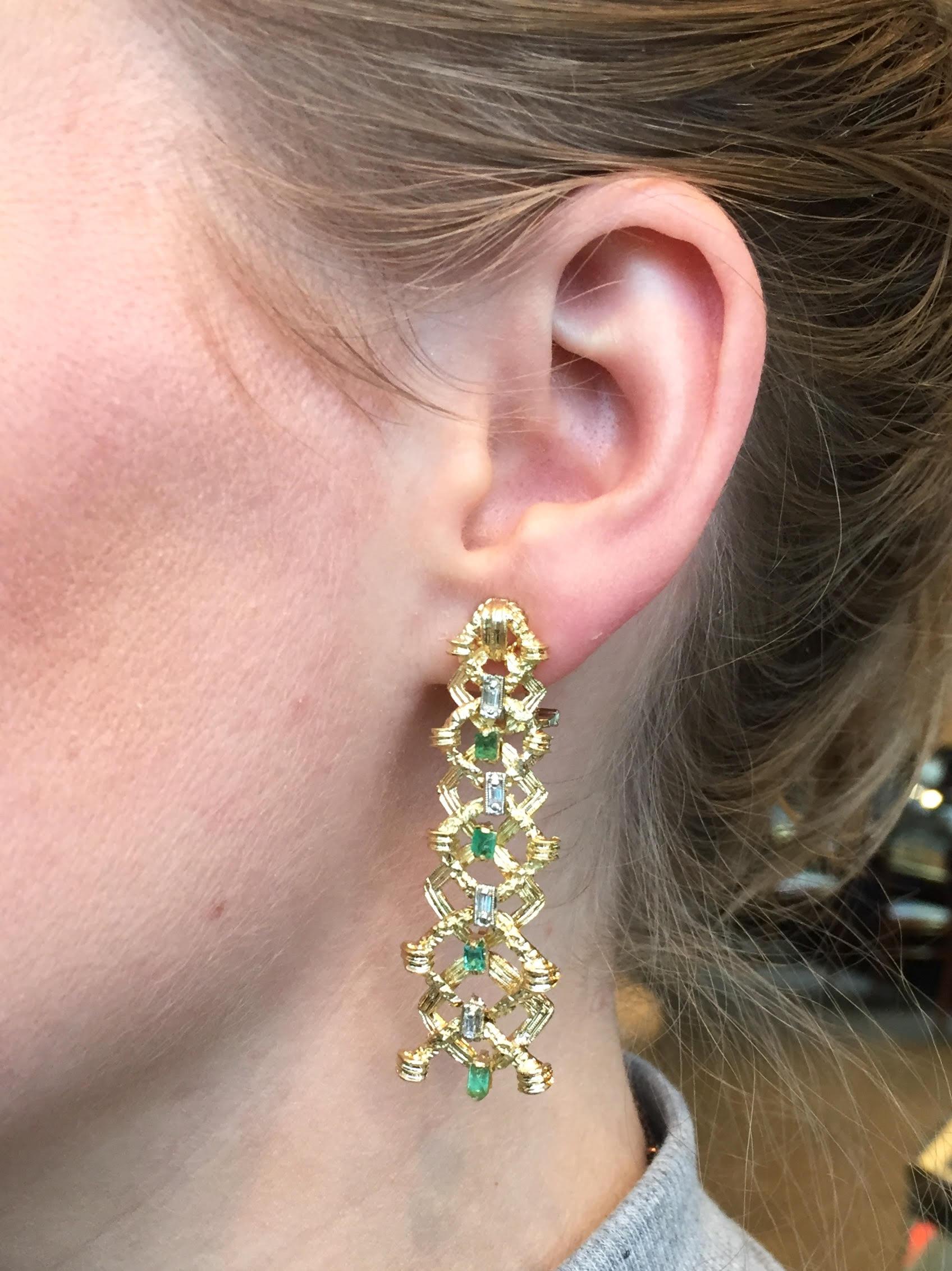 18 Karat Diamond and Emerald Drop Earrings, circa 1960s For Sale 2