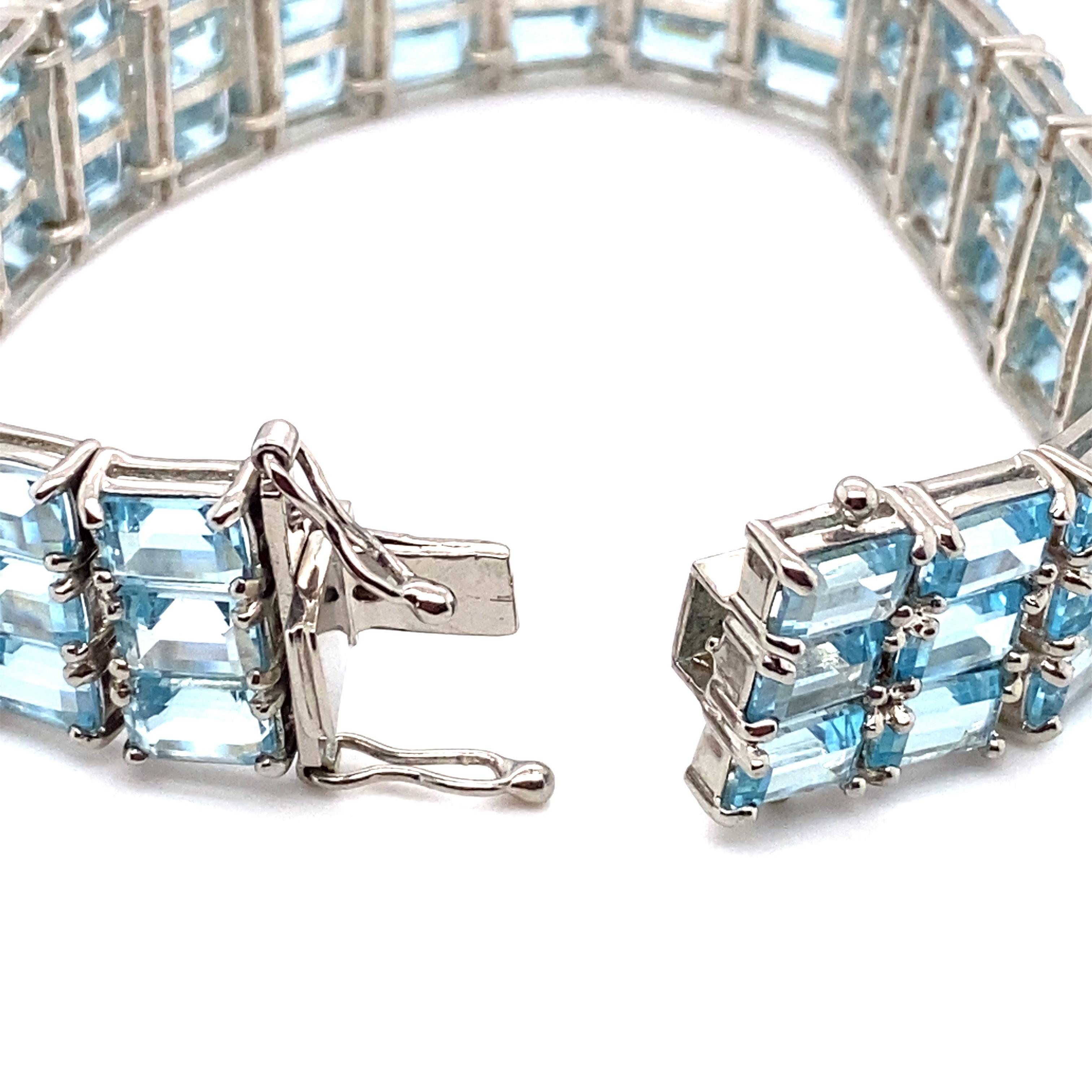 Ein einzigartiges dreireihiges Armband mit blauen Topasen im Smaragdschliff. Da jedes Glied abnehmbar ist, kann jeder Juwelier dieses Armband bei Bedarf leicht kürzen.

Ungefähr: 1960er Jahre
Metall Typ: Sterling Silber
Herkunft: