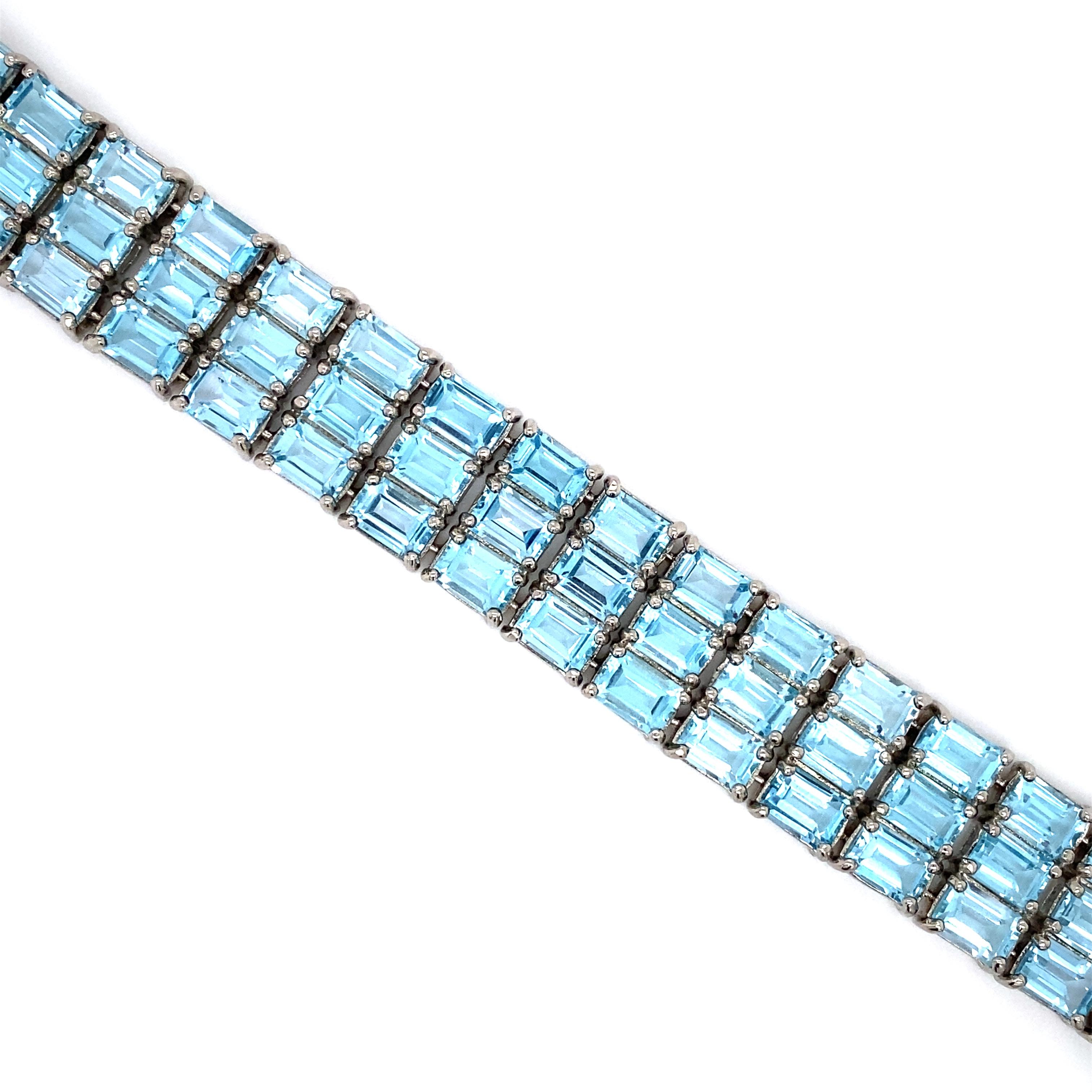 Circa 1960er Jahre 66 Karat Blautopas Dreireihiges Armband aus Sterlingsilber (Retro)