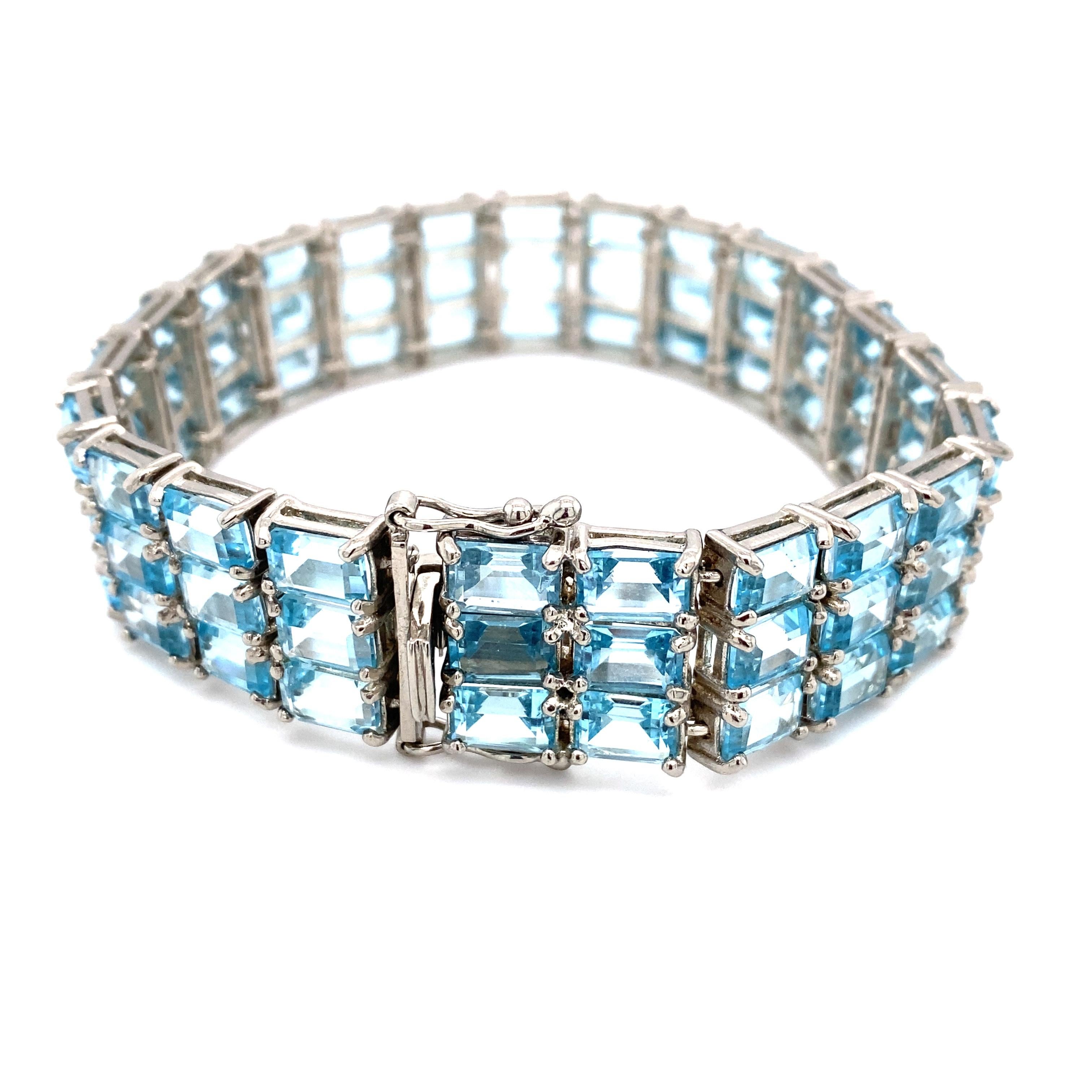 Circa 1960er Jahre 66 Karat Blautopas Dreireihiges Armband aus Sterlingsilber im Zustand „Gut“ in Hicksville, NY