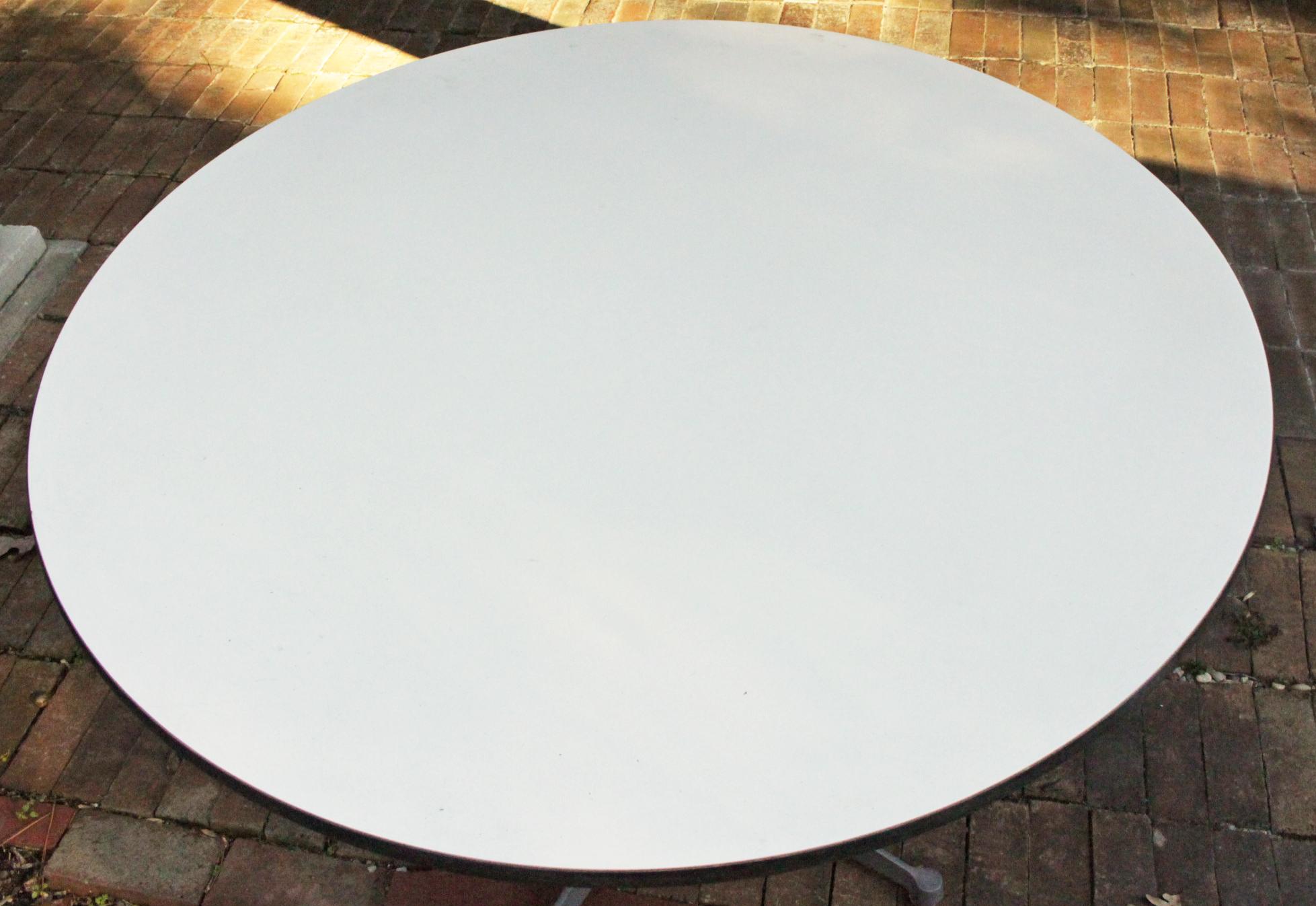 Mid-Century moderno Tavolo circolare americano degli anni 1960-70 di Herman Miller in vendita
