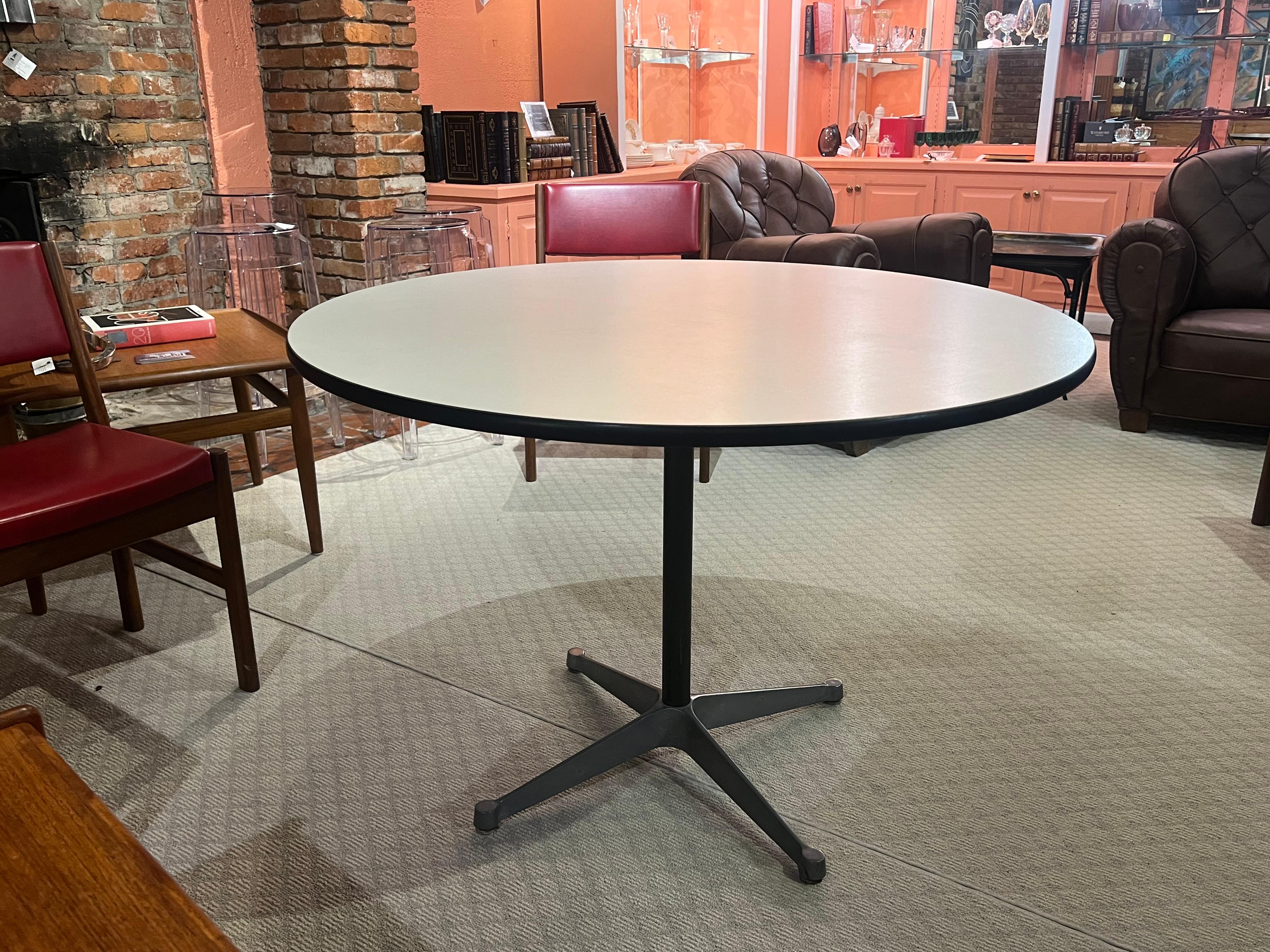 XX secolo Tavolo circolare americano degli anni 1960-70 di Herman Miller in vendita