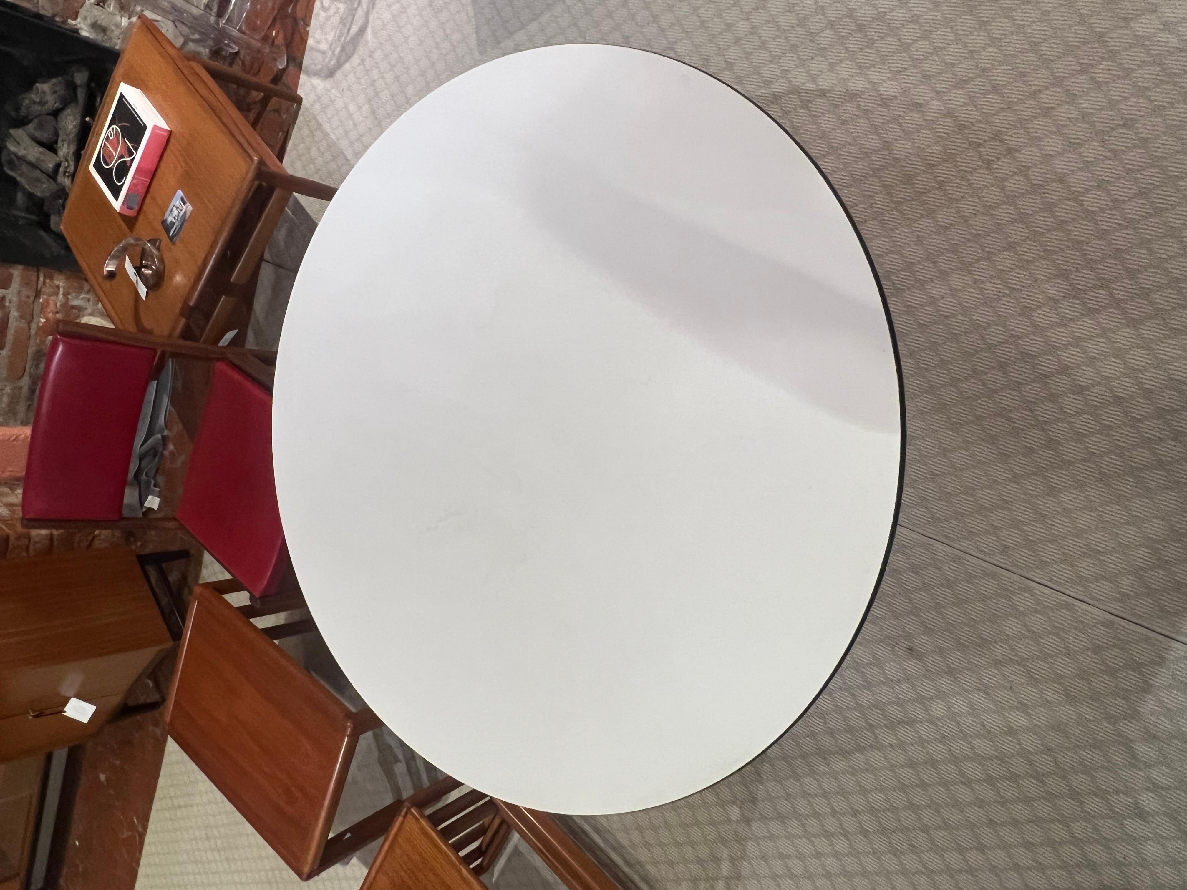 Alluminio Tavolo circolare americano degli anni 1960-70 di Herman Miller in vendita