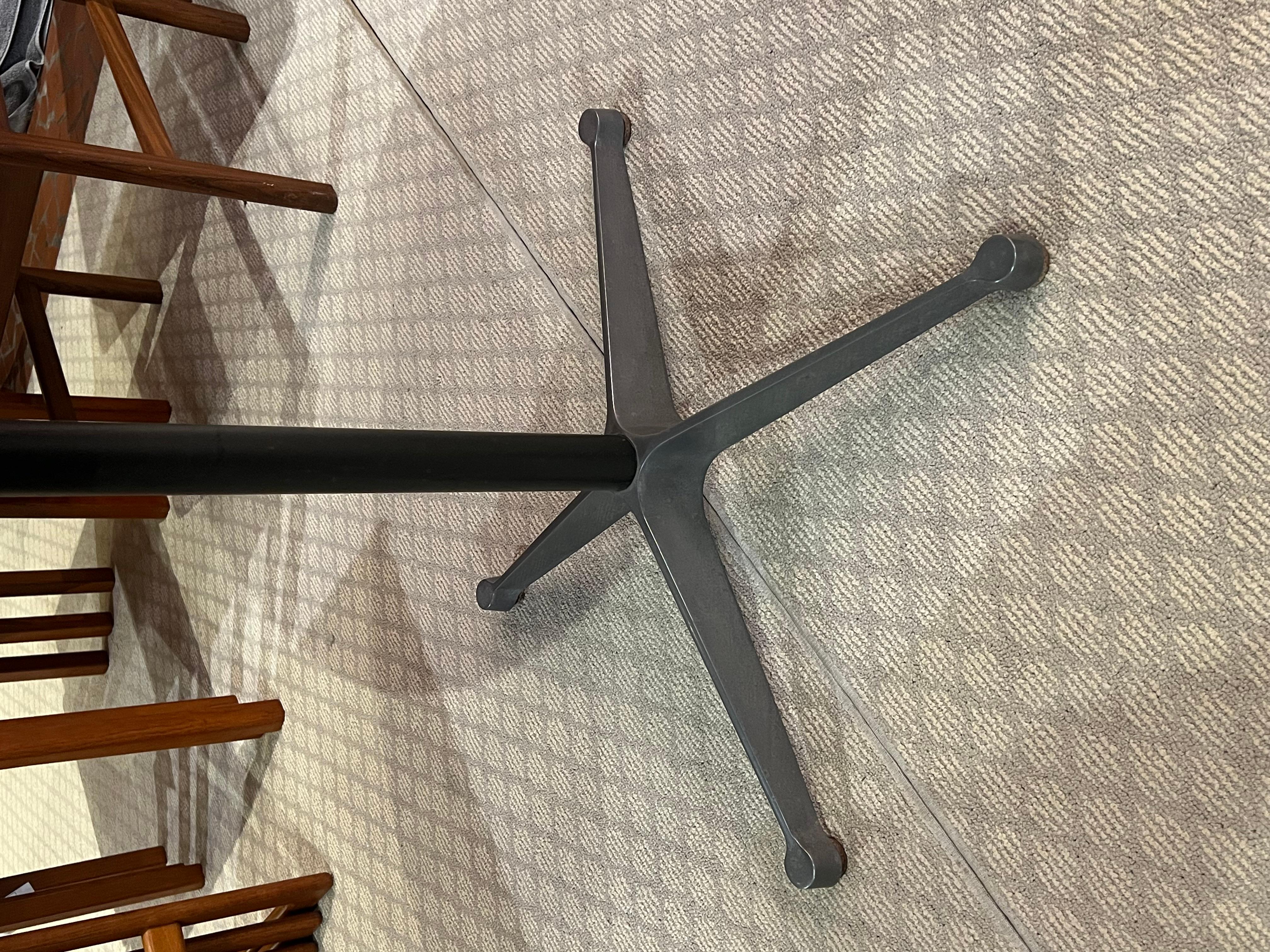 Tavolo circolare americano degli anni 1960-70 di Herman Miller in vendita 1