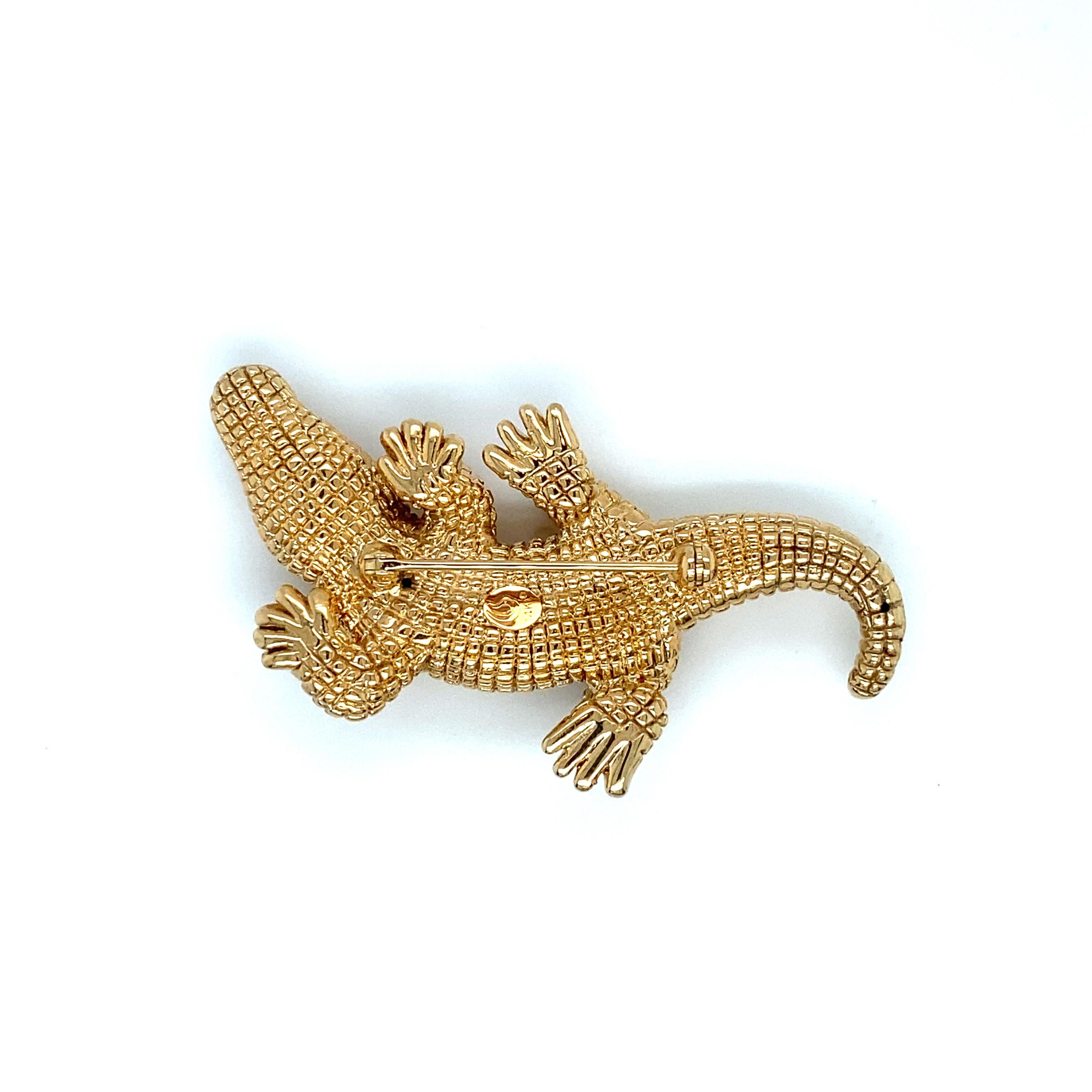 Details zum Artikel: Diese einzigartige Alligator-Brosche zeichnet sich durch exquisite Details in Handwerk und Konstruktion aus. Die Schuppen des Alligators sind wunderschön aus 14-karätigem Gelbgold geformt. Diese Brosche ist ein wunderbares