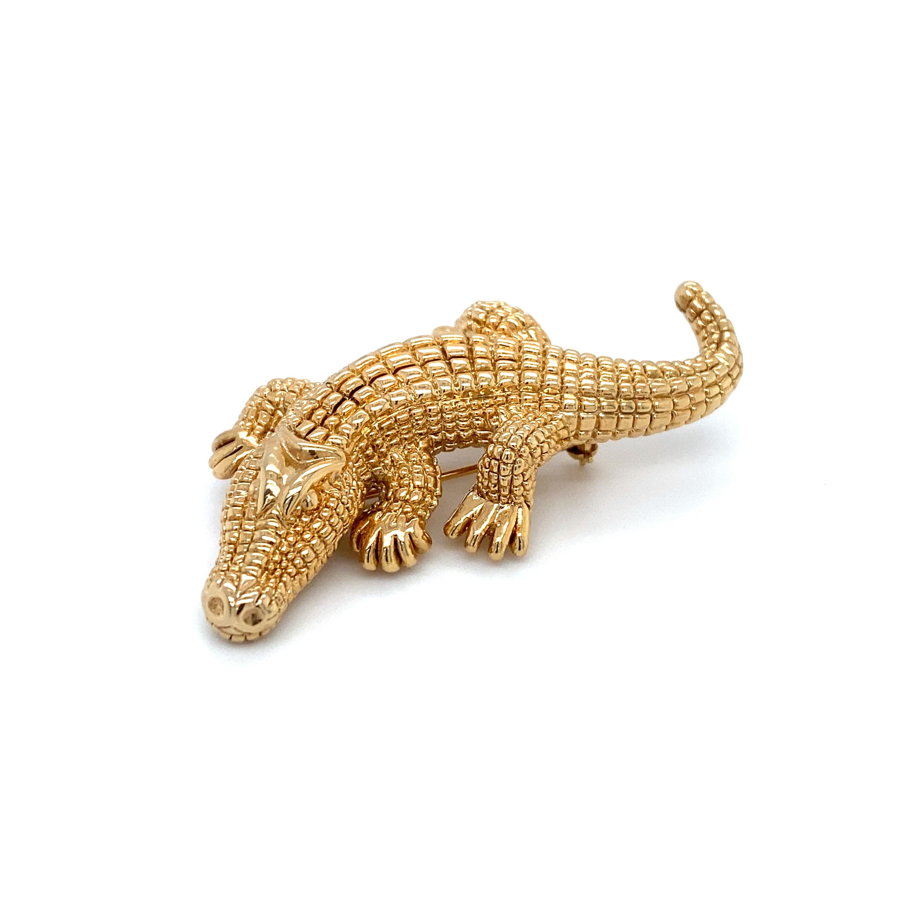 Women's or Men's Circa 1960s Alligator Brooch in 14 Karat Gold For Sale