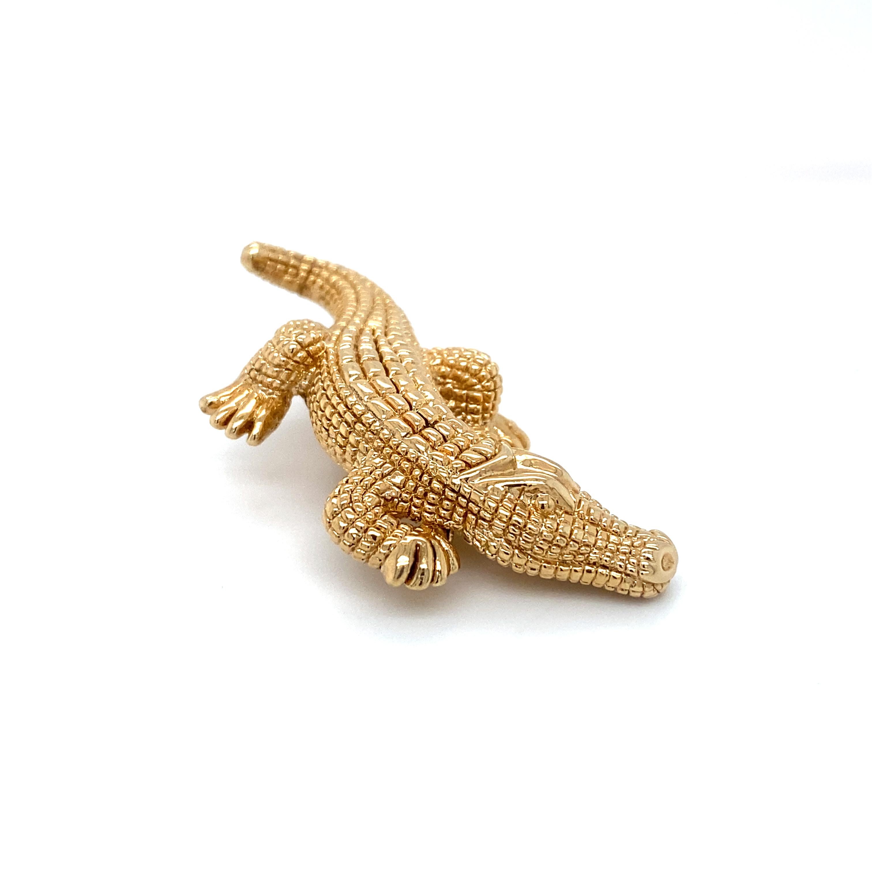 Circa 1960s Alligator Brooch in 14 Karat Gold For Sale 2