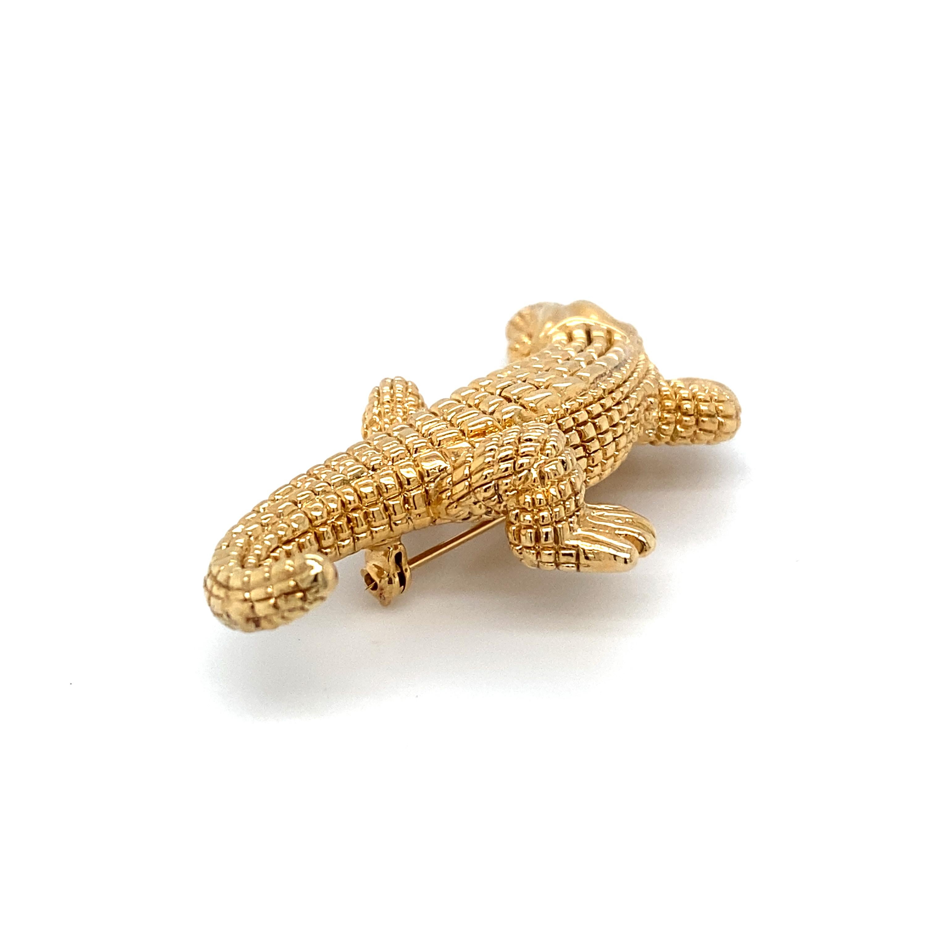 Circa 1960s Alligator Brooch in 14 Karat Gold For Sale 4