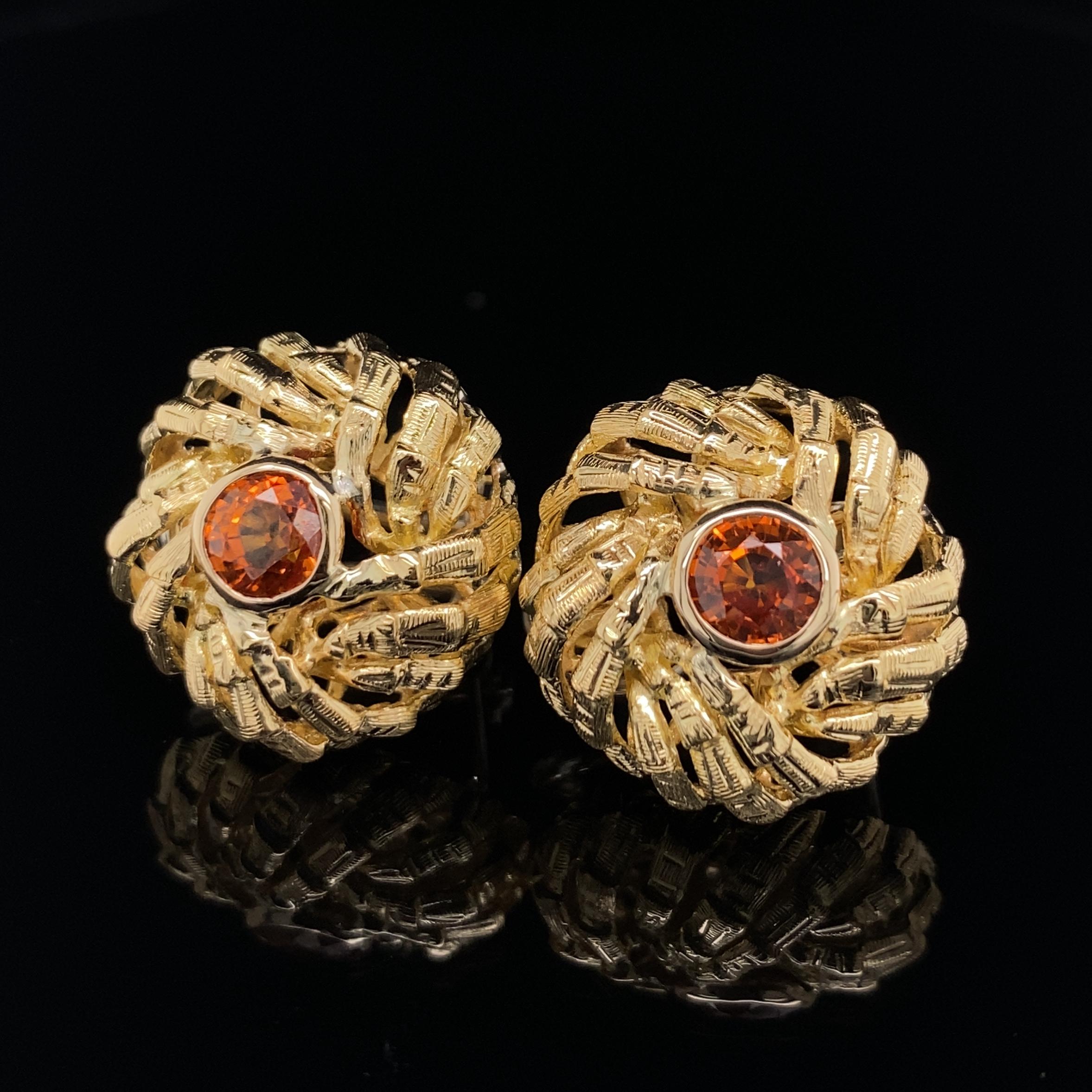 Ohrringe „Bamboo“ aus 18 Karat Gold mit orangefarbenem Saphir und Turban, ca. 1960er Jahre (Retro) im Angebot