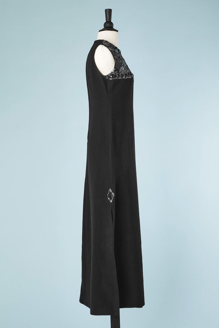 Circa 1960's black crêpe evening dress with embroidered bust HEKO  In Excellent Condition For Sale In Saint-Ouen-Sur-Seine, FR