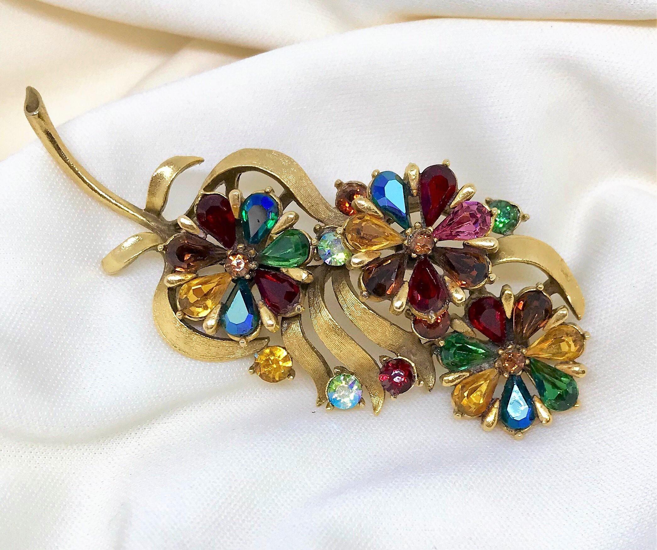 Circa 1960s Coro Jewel-Tone Faceted Stone Brooch  In Good Condition For Sale In Long Beach, CA