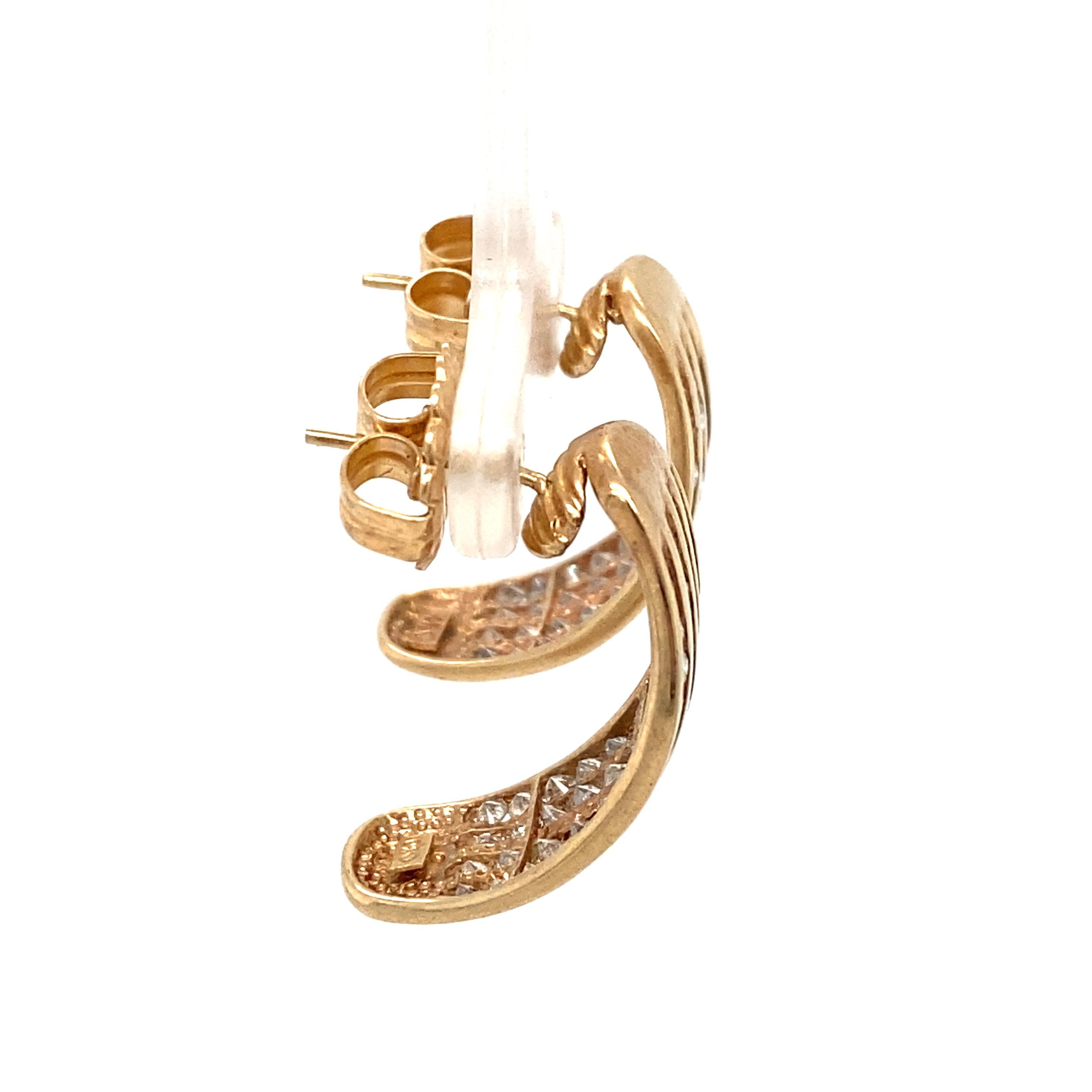 1960er Jahre geschwungene vierreihige Diamantohrringe in Kanalform aus 10 Karat Gold im Zustand „Hervorragend“ in Hicksville, NY