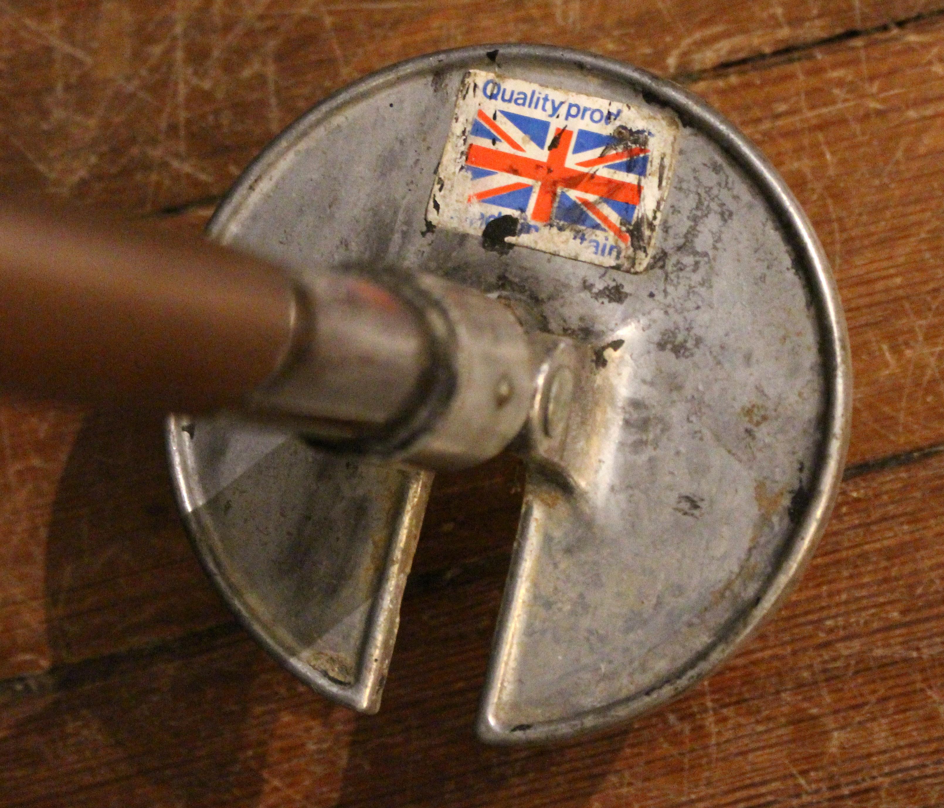Circa 1960s English Sporting Event or Hunting Walking Stick With Folding Seat (20. Jahrhundert) im Angebot