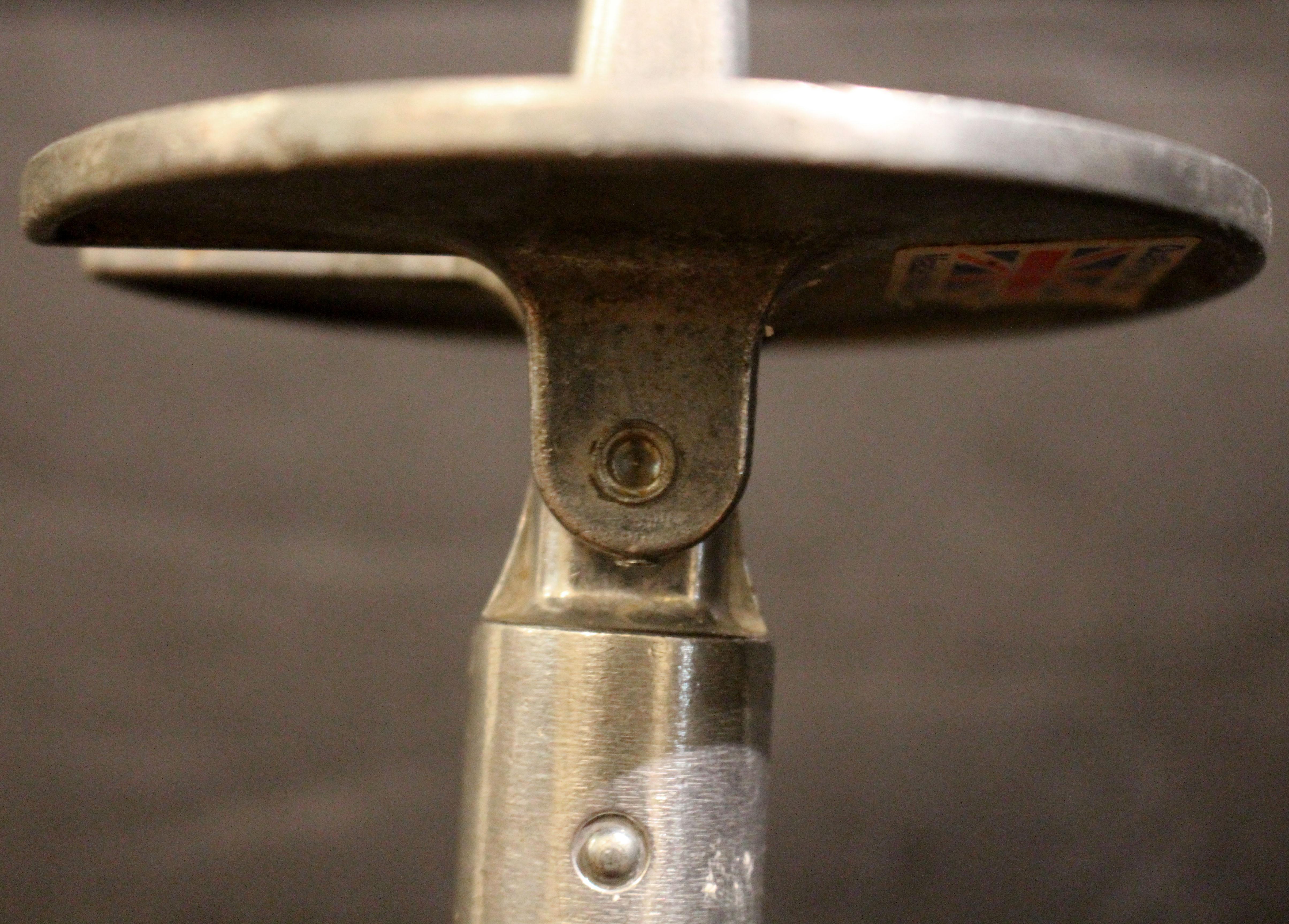 Circa 1960s English Sporting Event or Hunting Walking Stick With Folding Seat (Stahl) im Angebot
